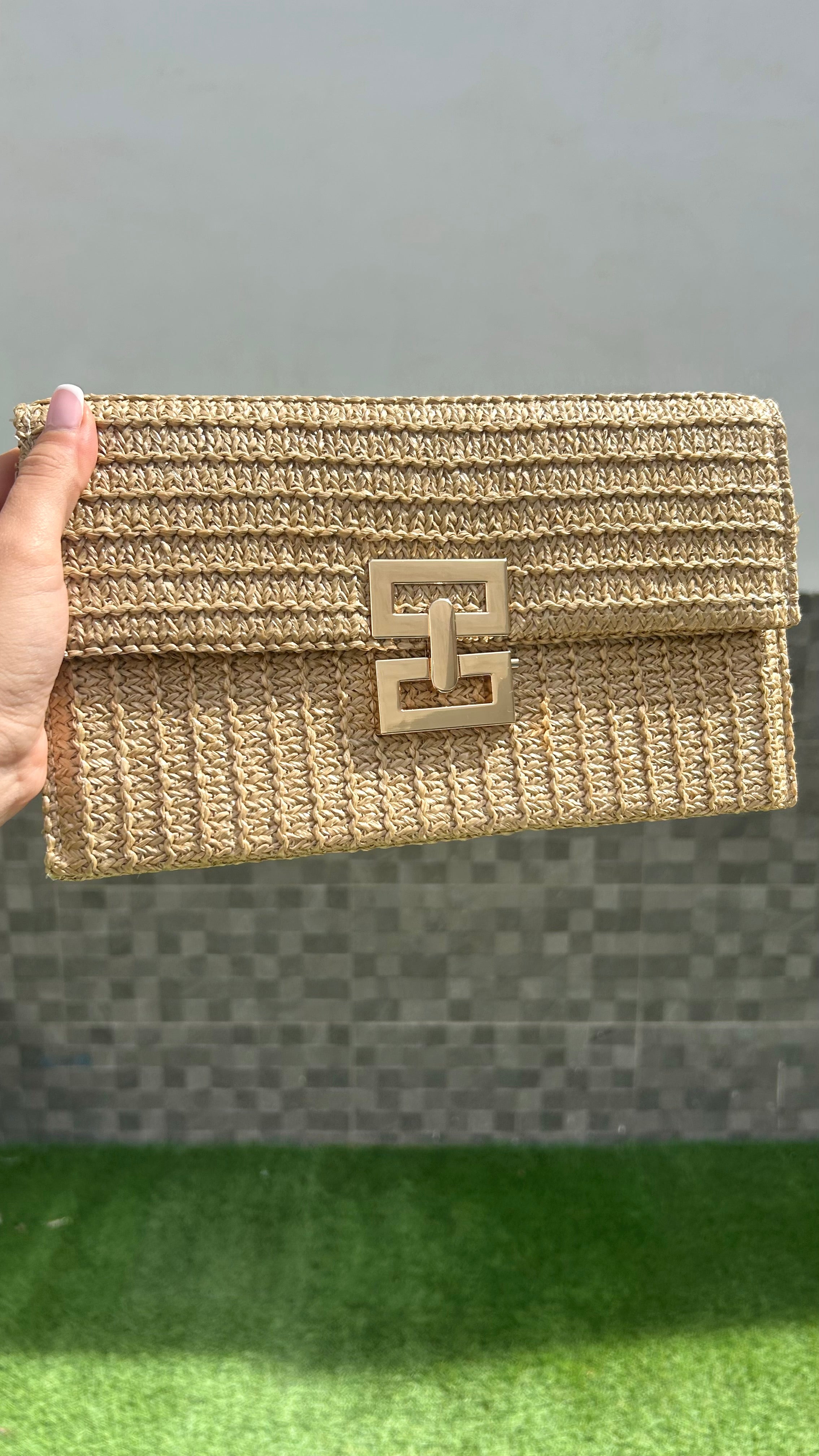 CLUTCH RAFIA CIERRE DORADO