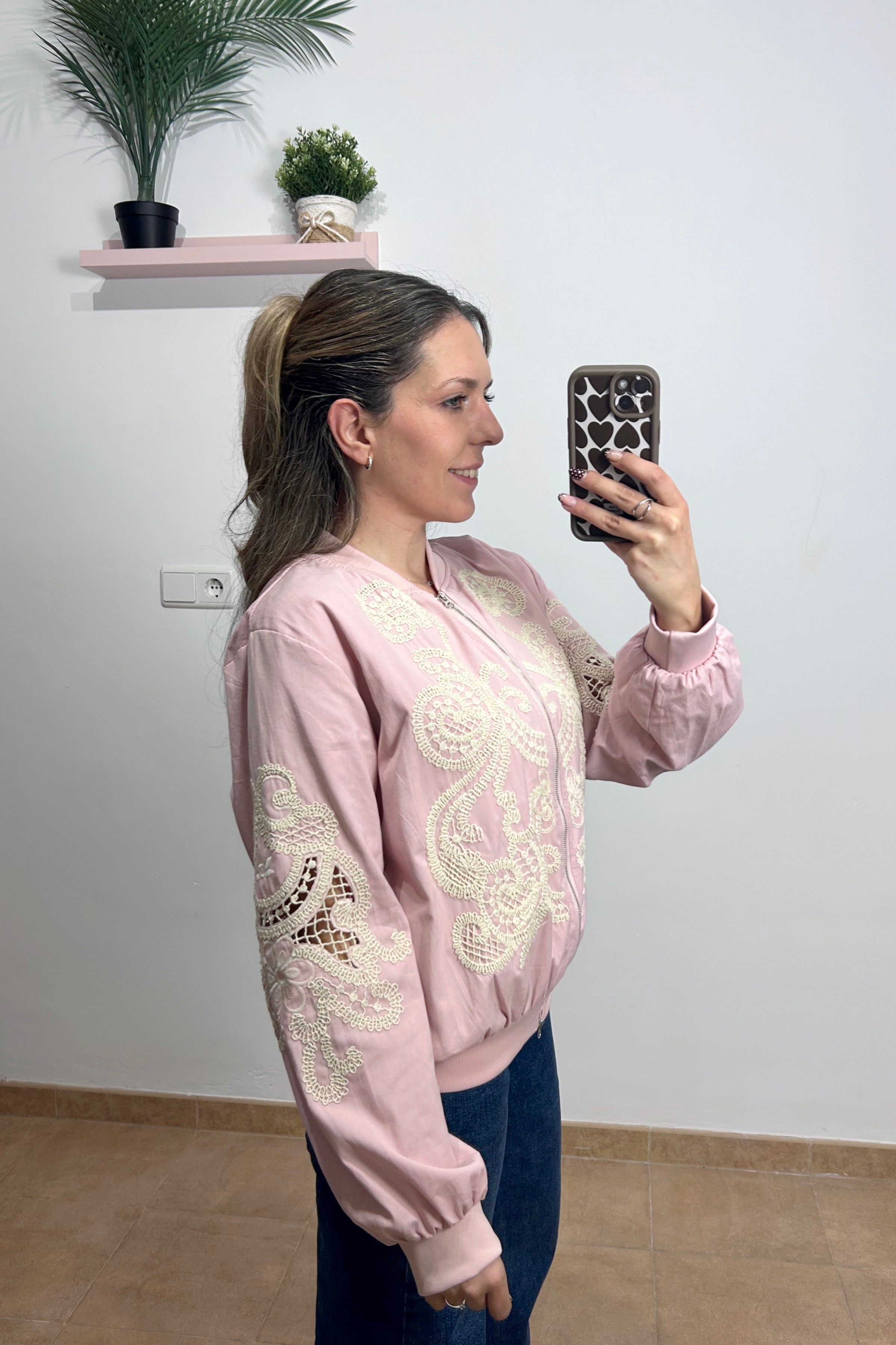 Chaqueta bomber bordado rosa