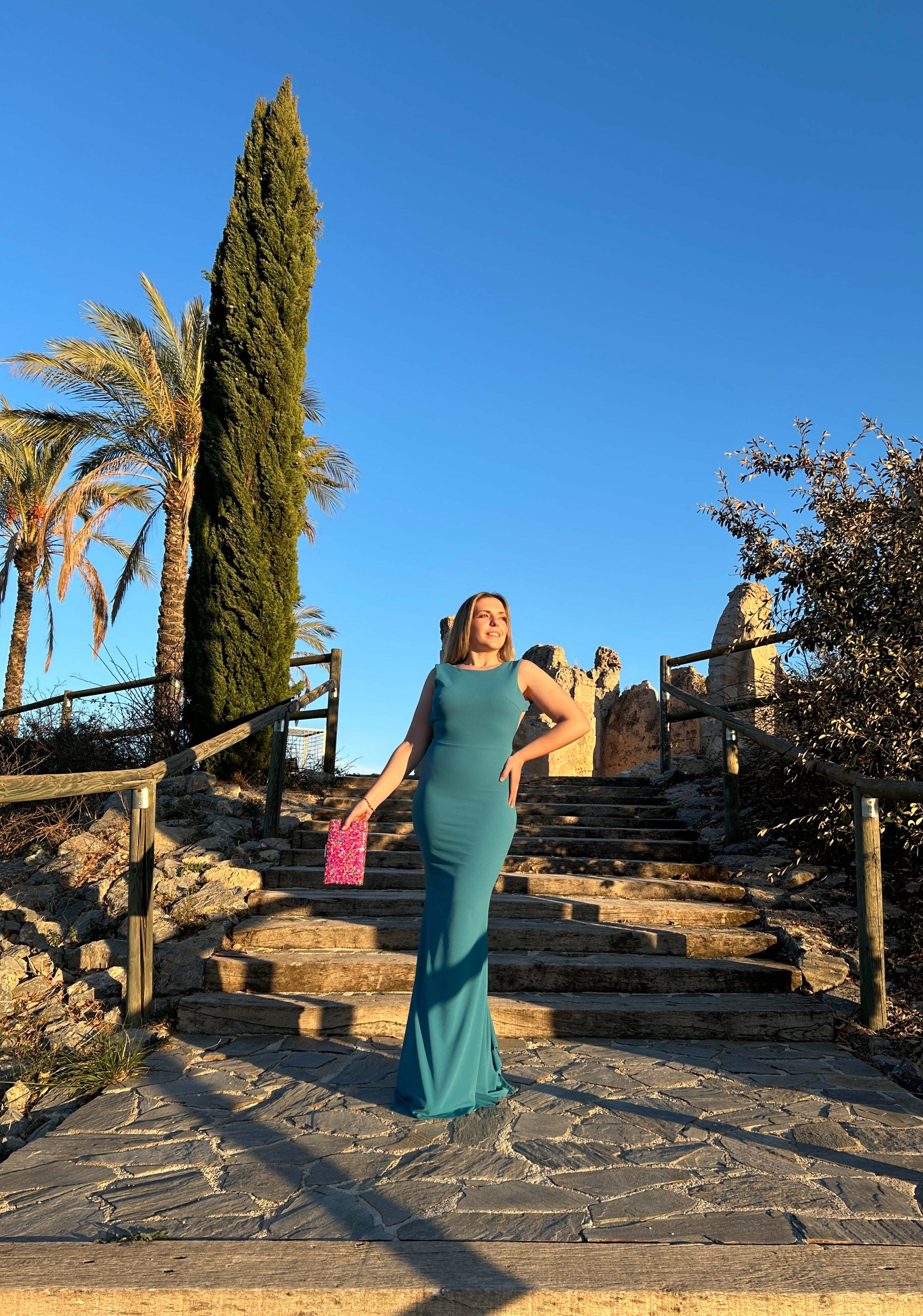 Abito a sirena color salvia con fiocco sul retro