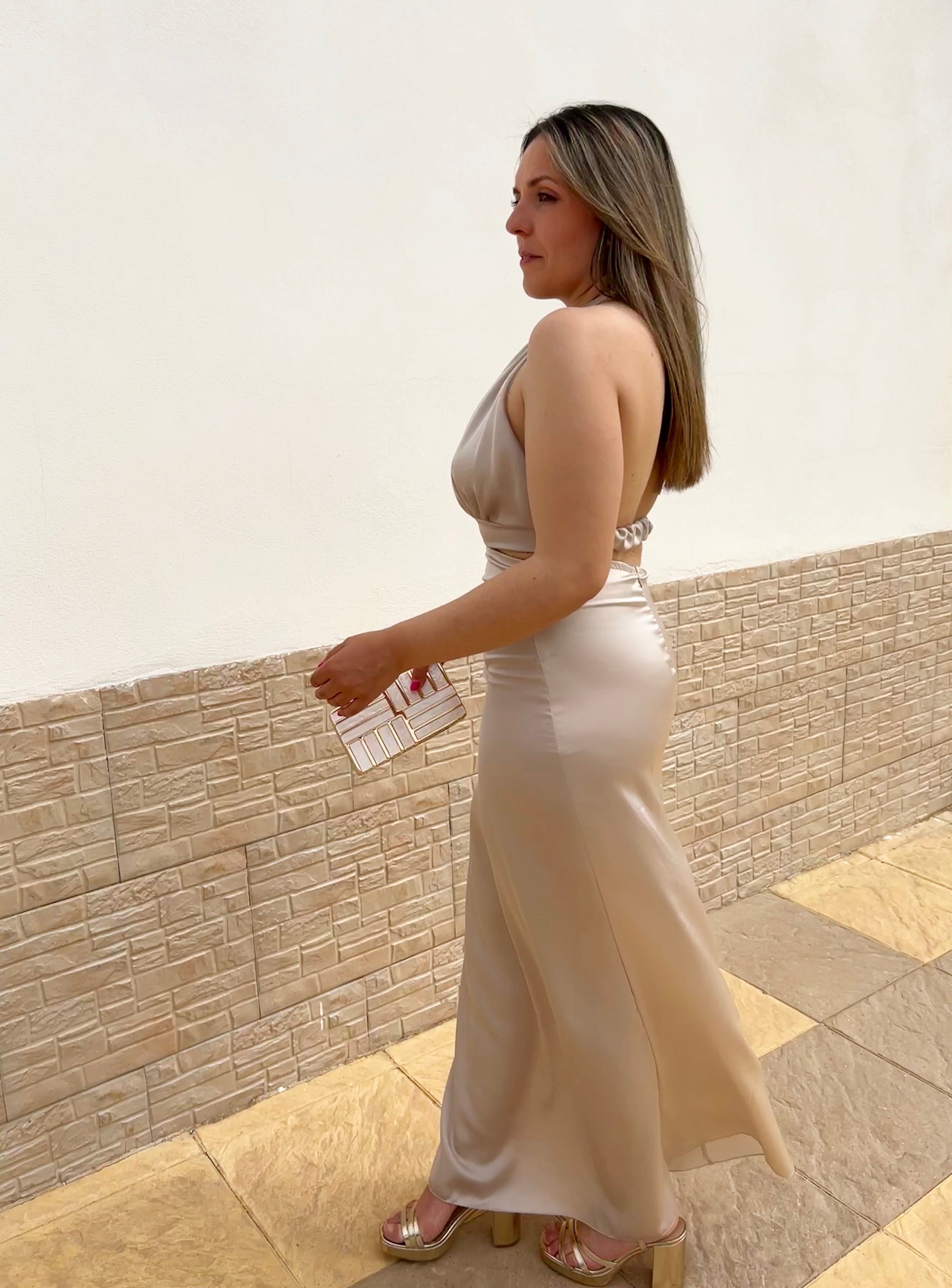 Abito midi in raso beige con cut-out