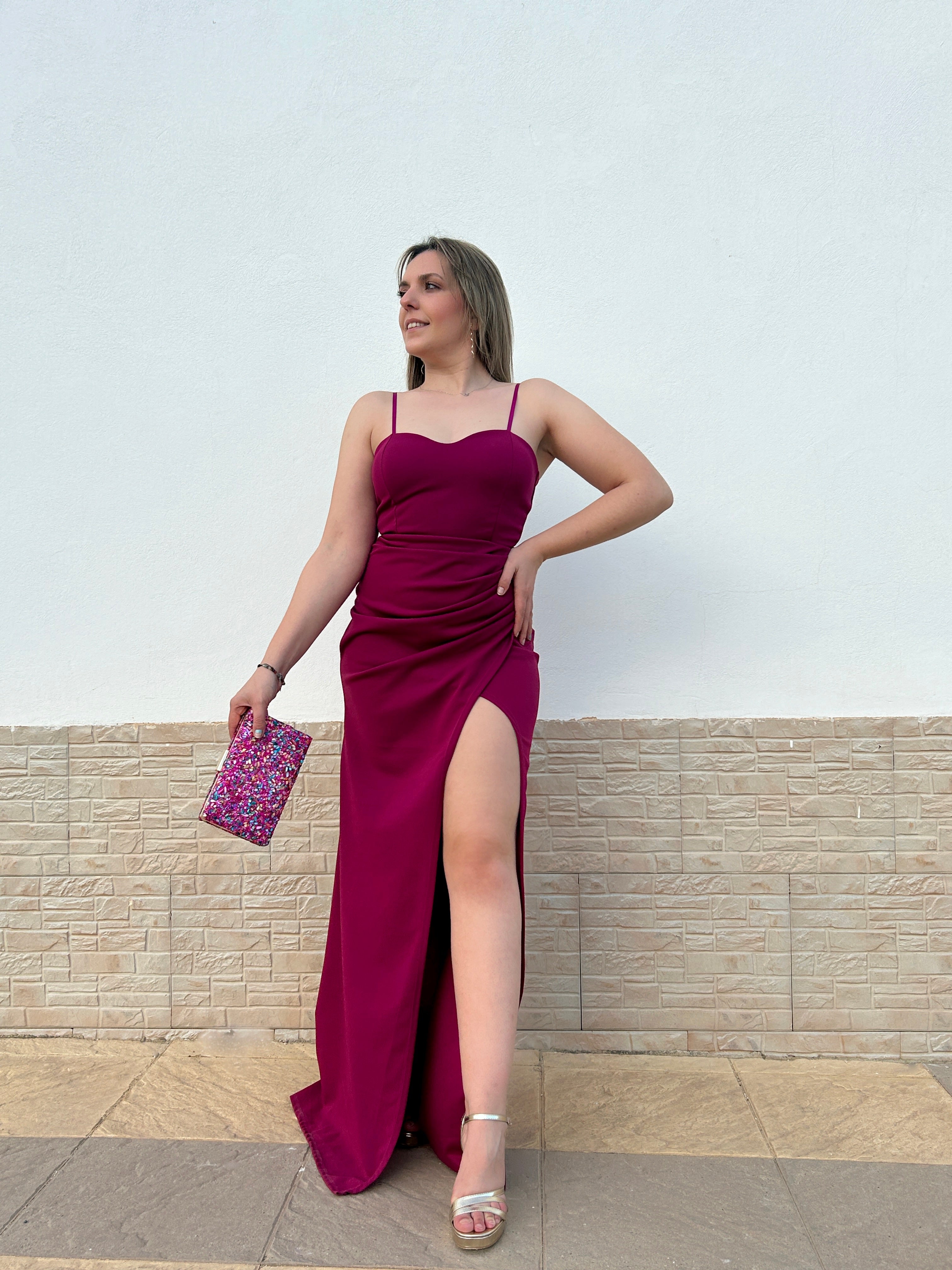 Abito drappeggiato con apertura color ciliegia