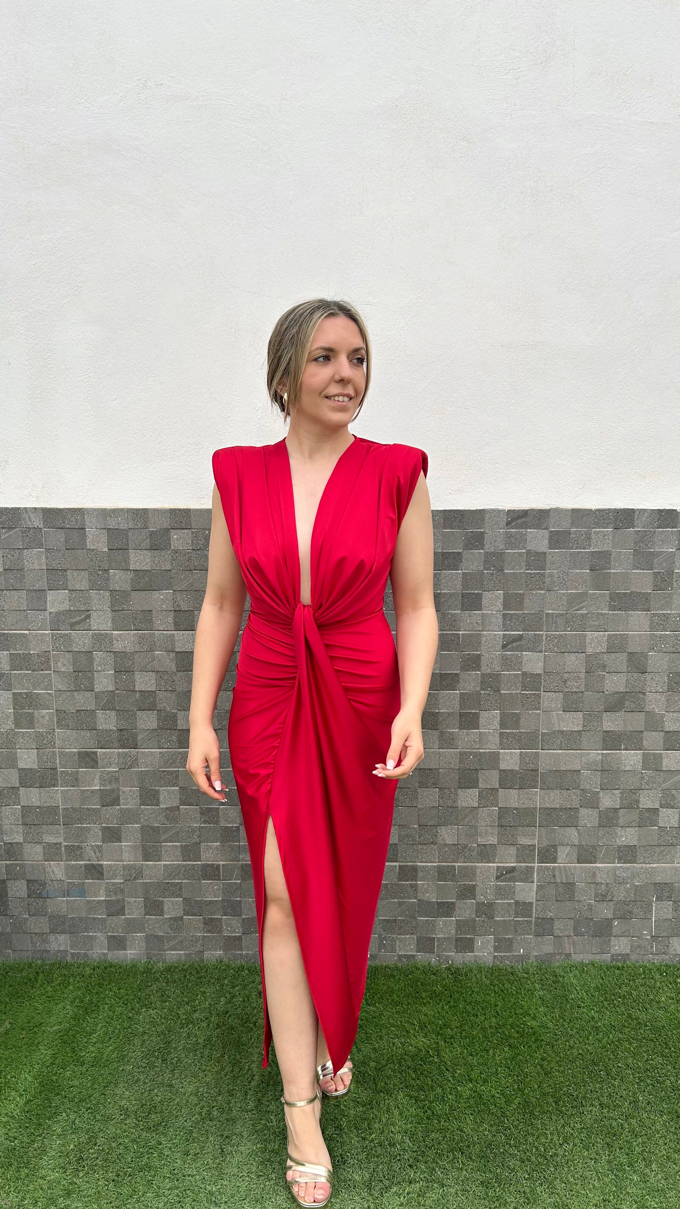 Vestido hombreras escote nudo rojo