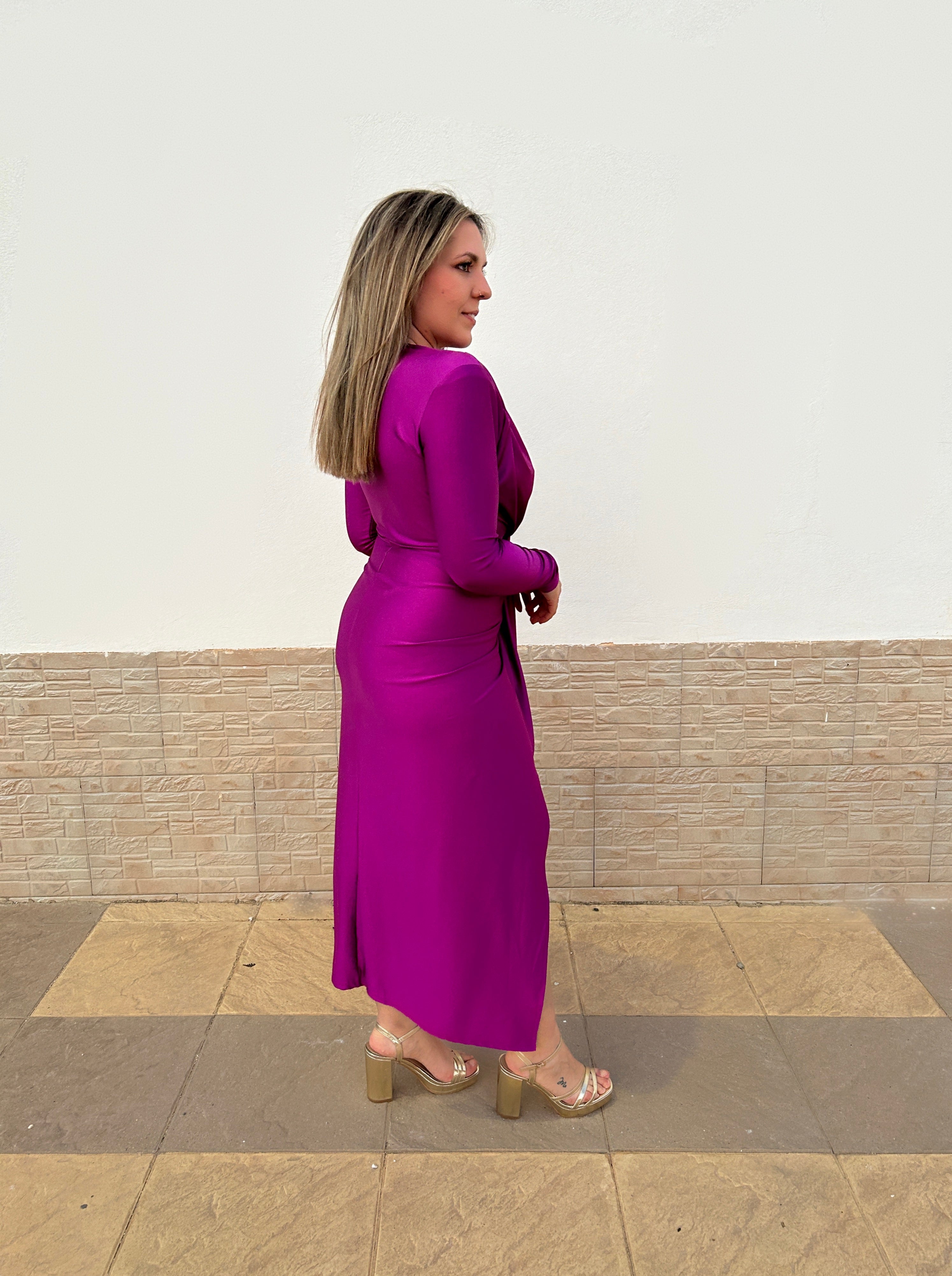 Abito con maniche Amarena e scollo profondo