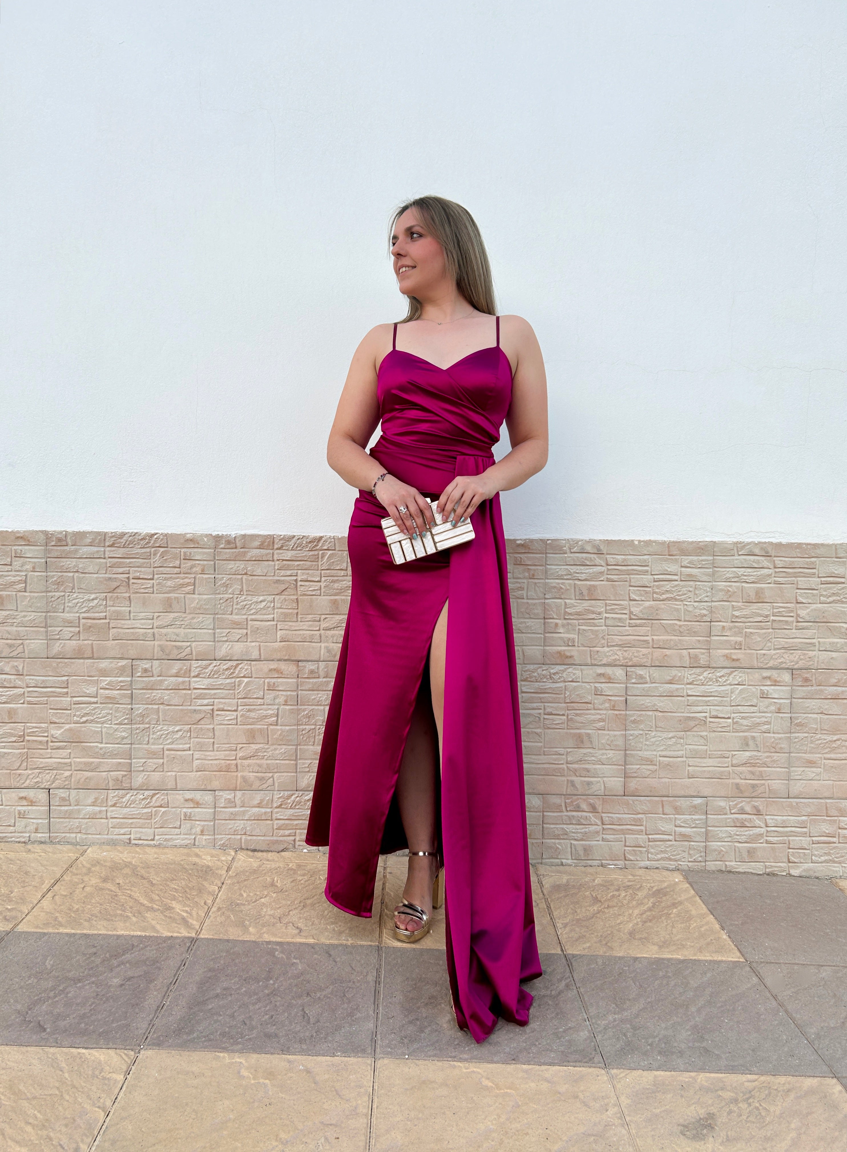 Abito a mantella con apertura color ciliegia