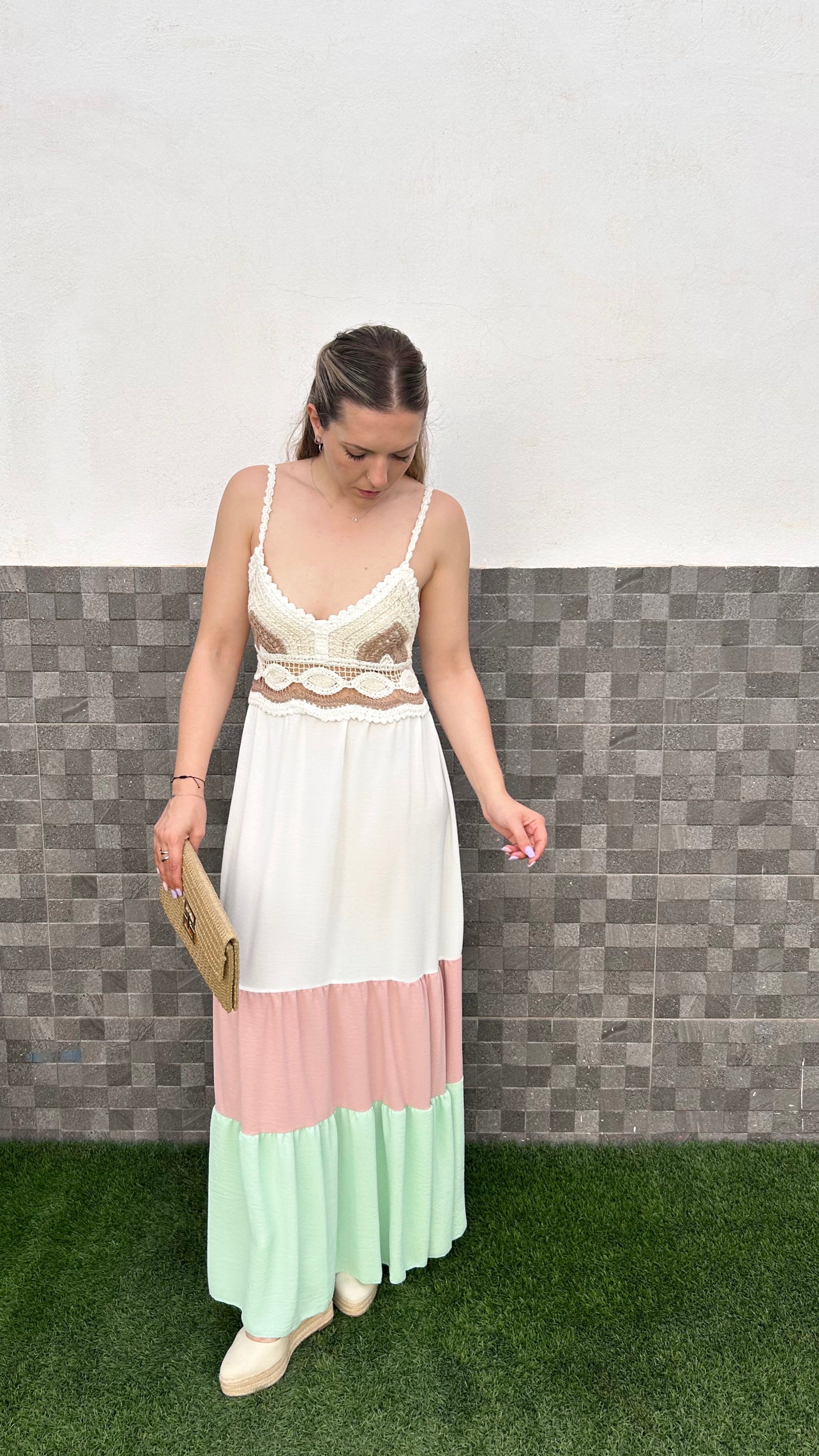 Abito bianco con volant all'uncinetto