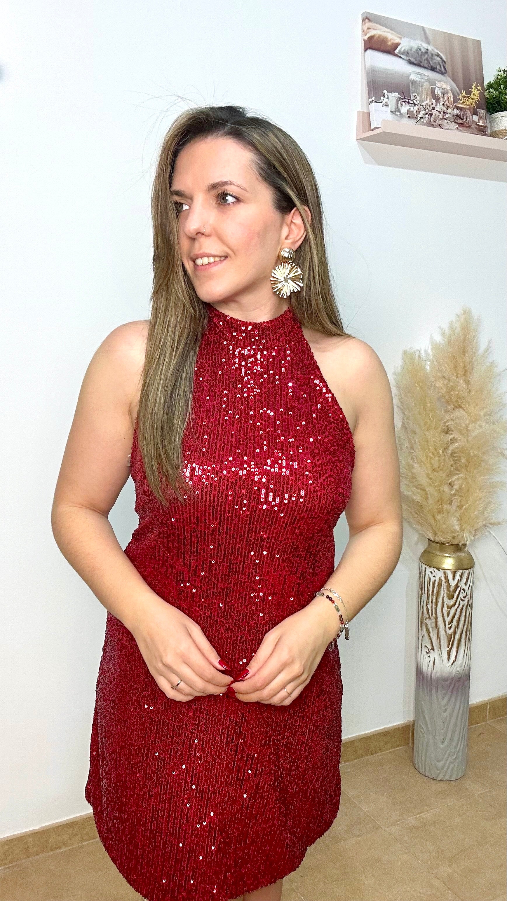 Abito rosso glitterato con scollo all'americana