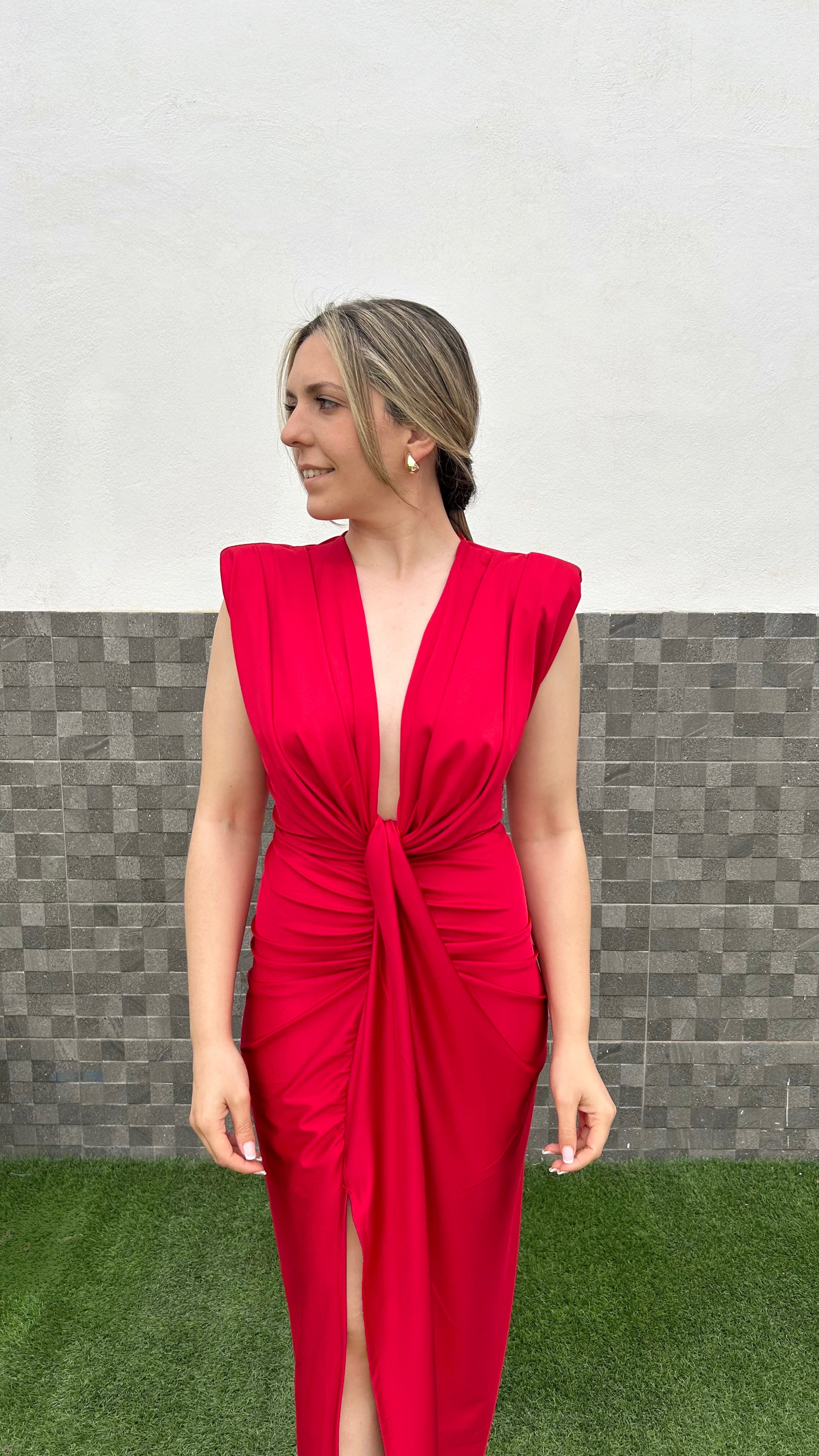 Vestido hombreras escote nudo rojo