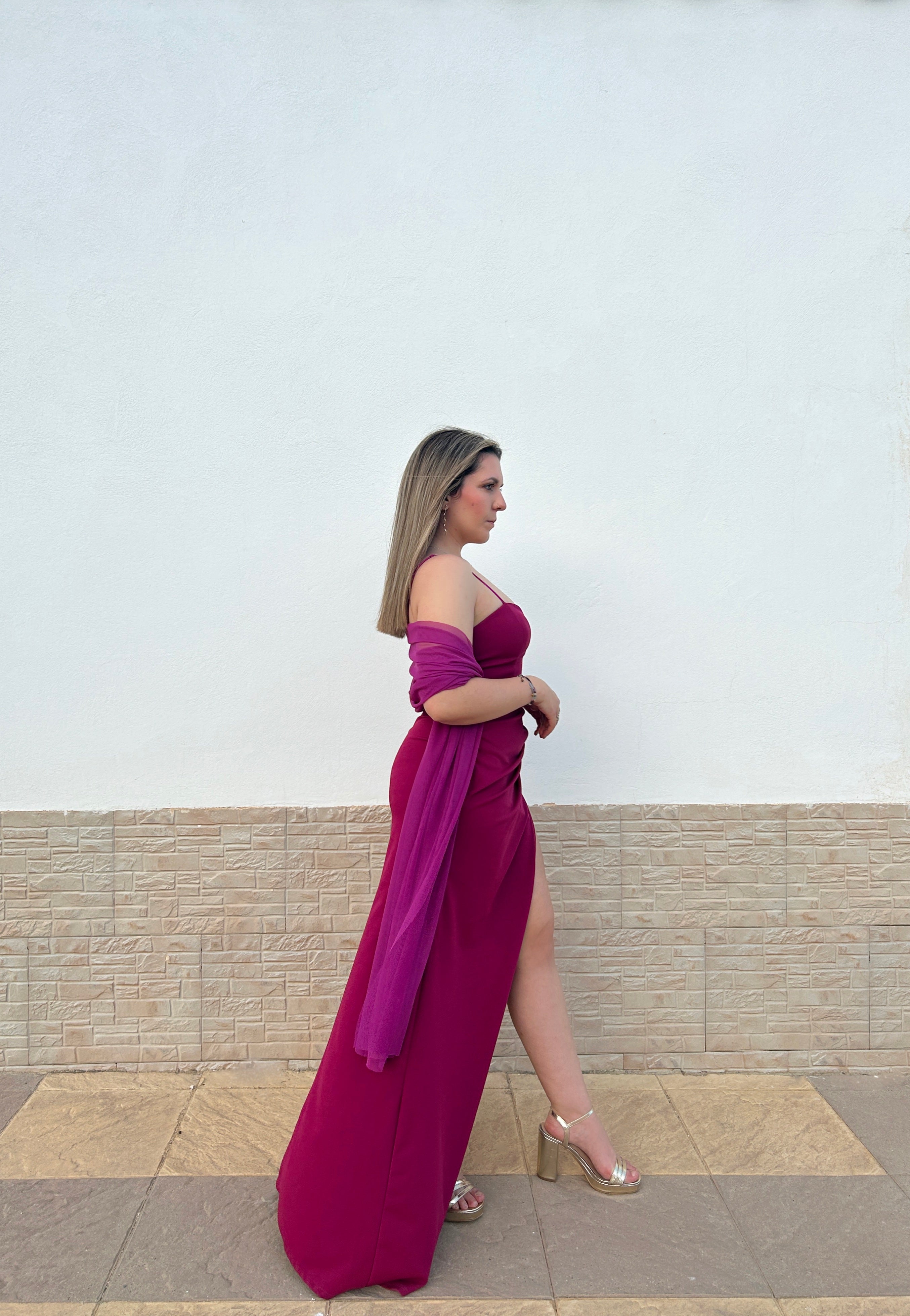 Abito drappeggiato con apertura color ciliegia