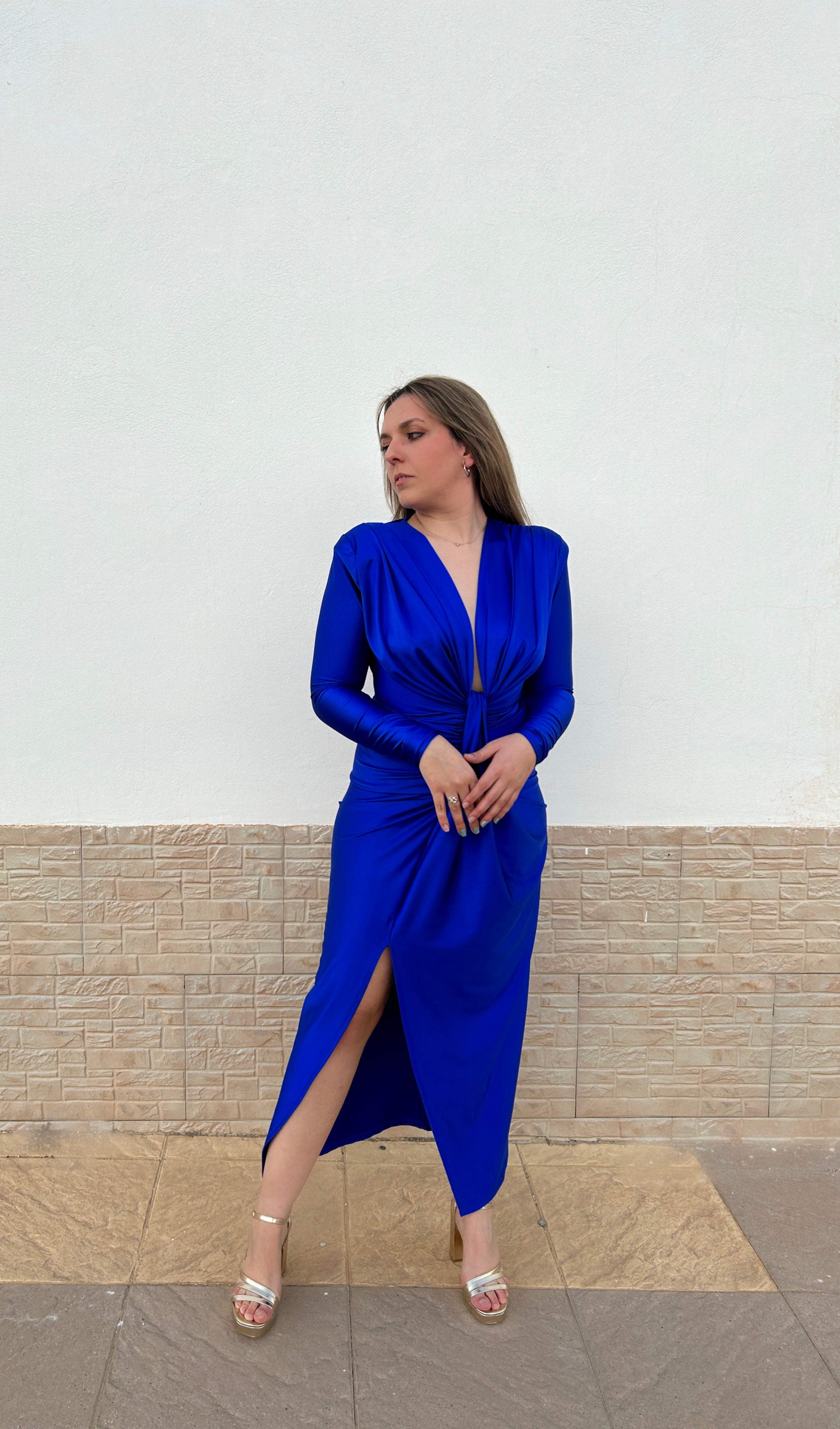 Abito blu con scollo a nodo profondo