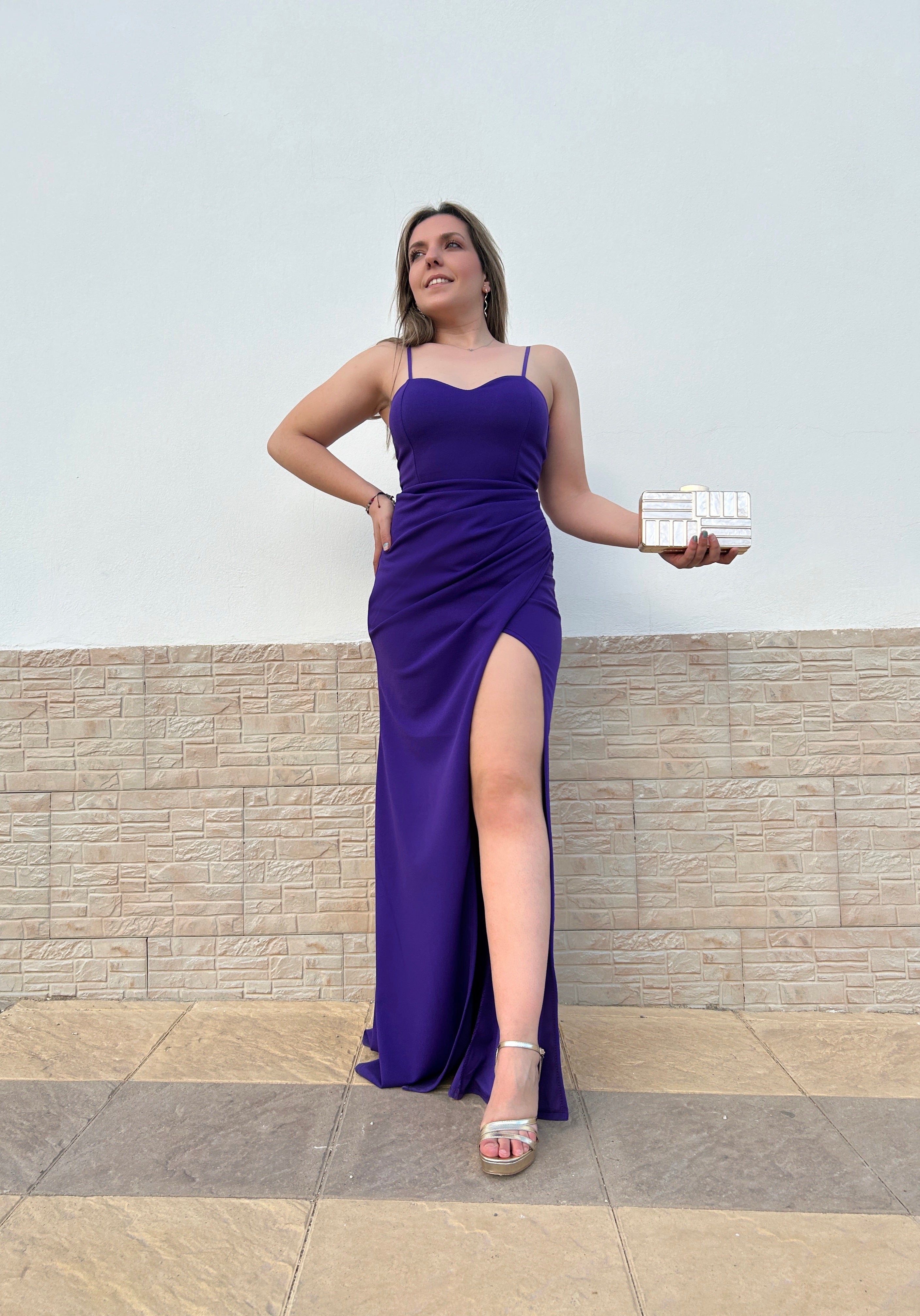 Abito drappeggiato con spacco viola