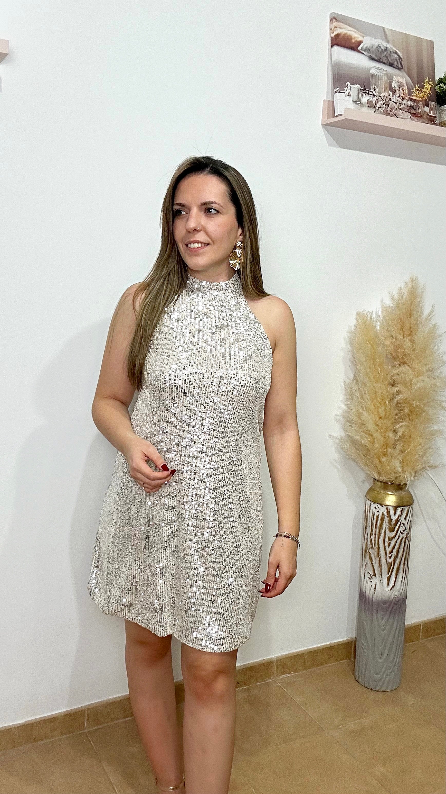 Abito beige glitterato con scollo all'americana