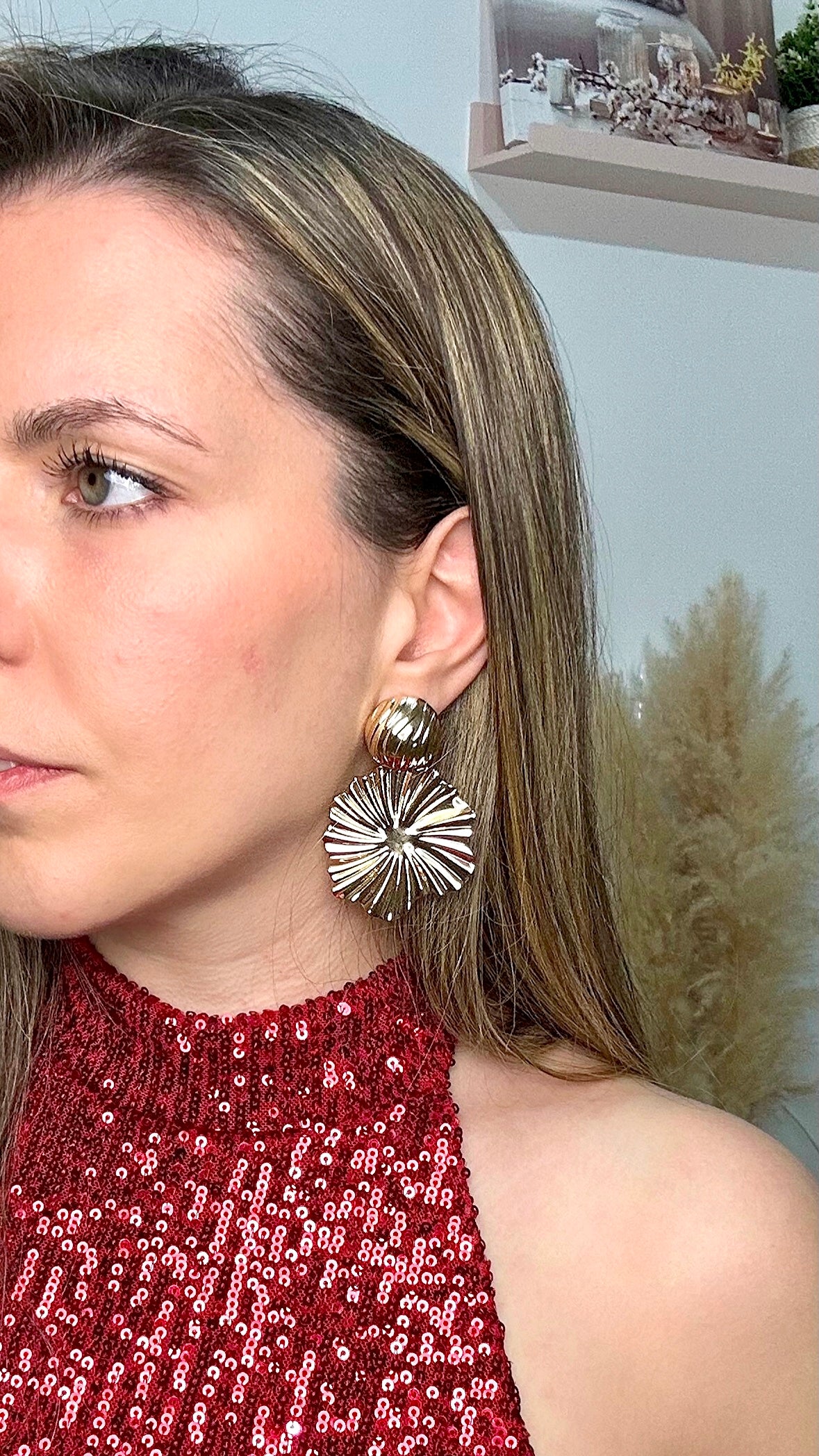 Abito rosso glitterato con scollo all'americana