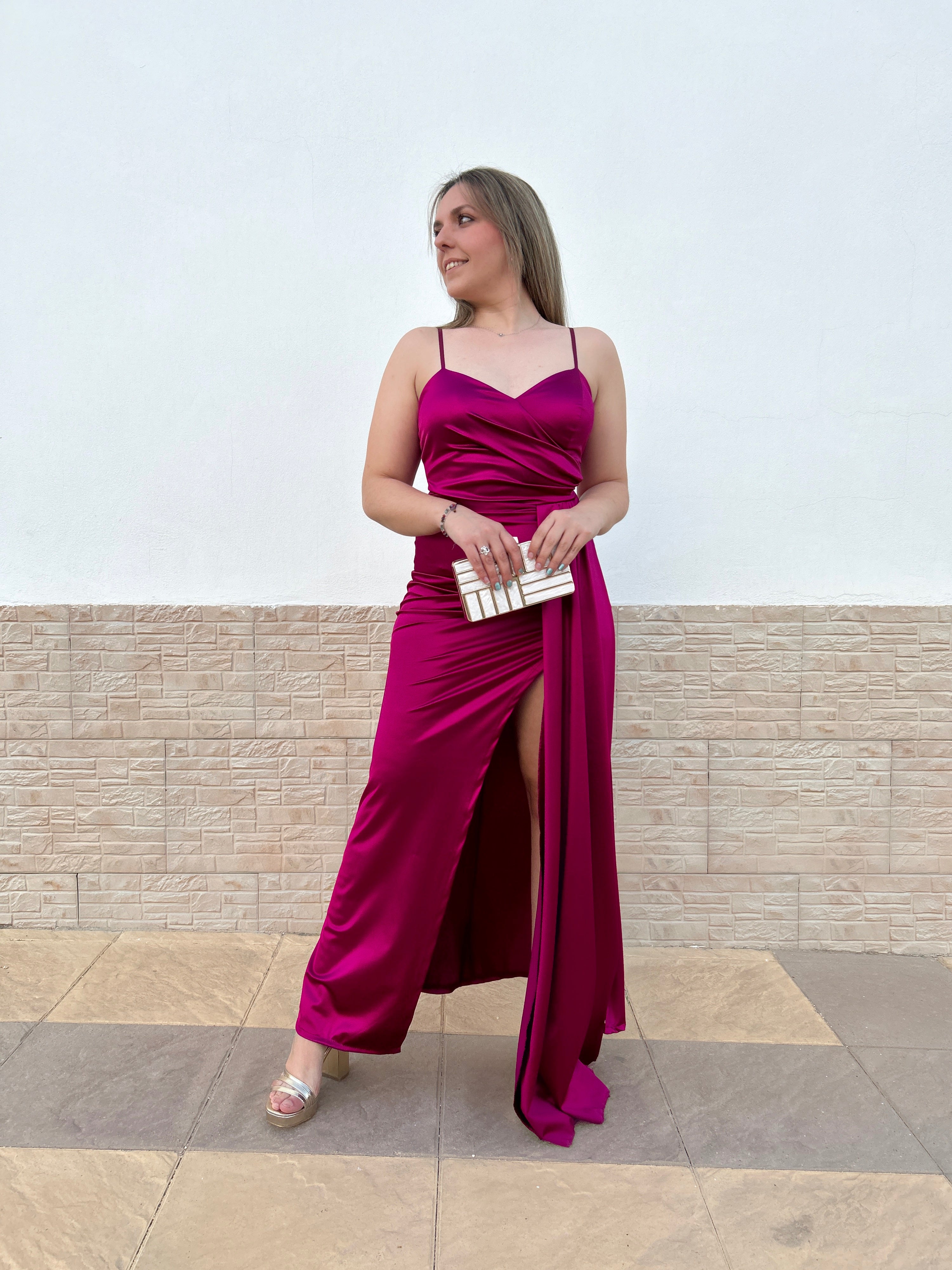 Abito a mantella con apertura color ciliegia