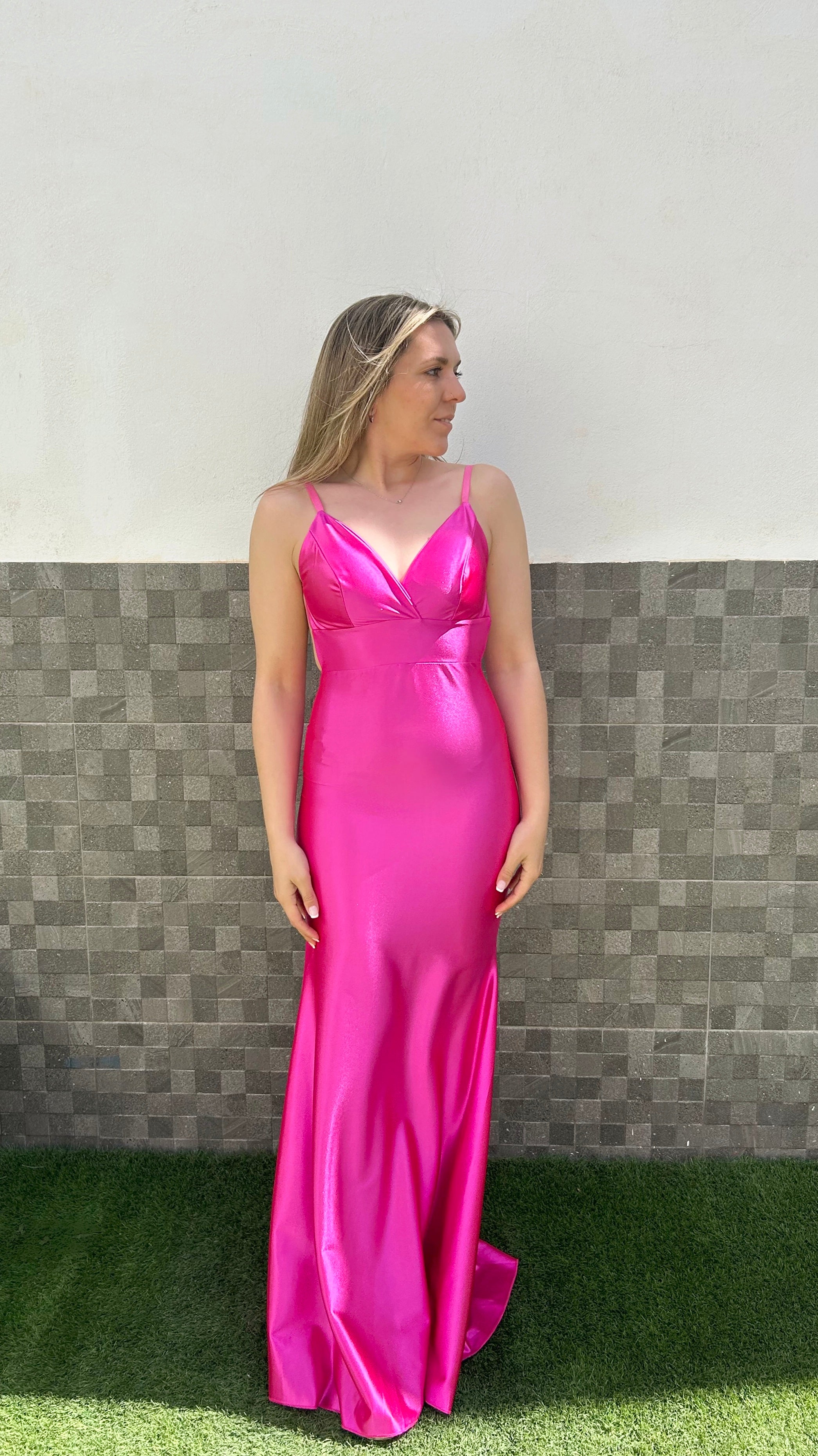 Vestido satin espalda sirena fucsia