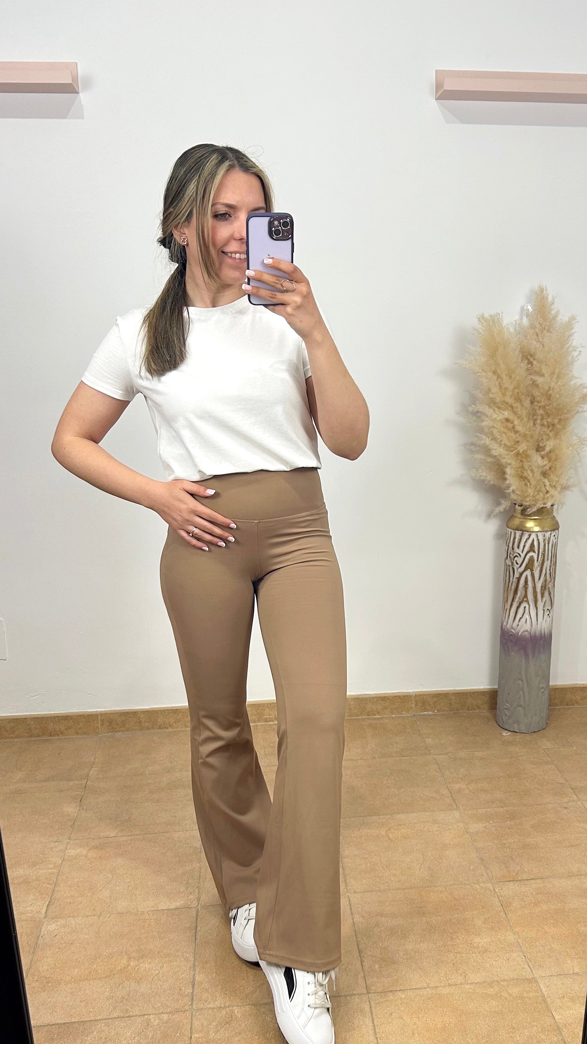 Pantalón legging acampanado camel
