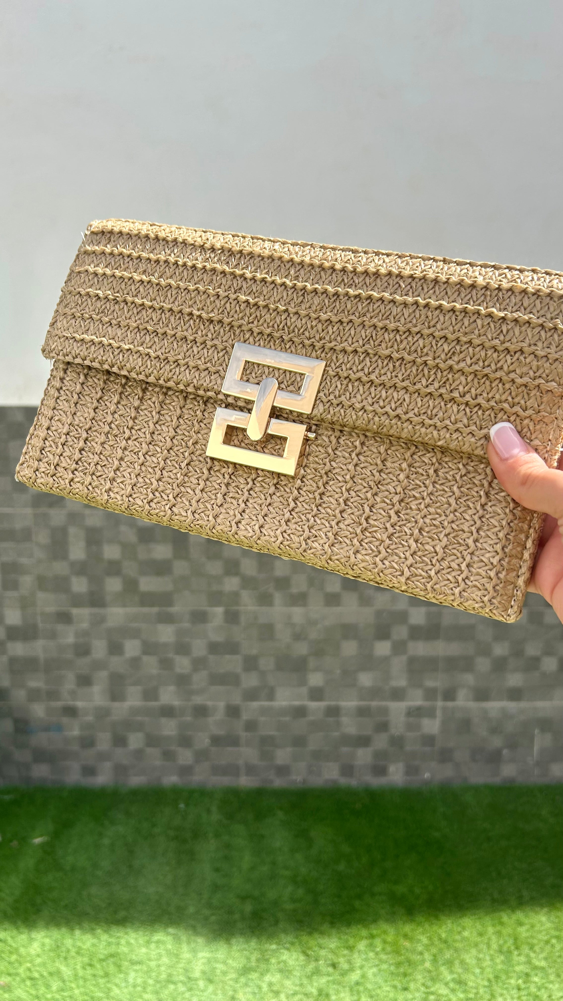 CLUTCH RAFIA CIERRE DORADO