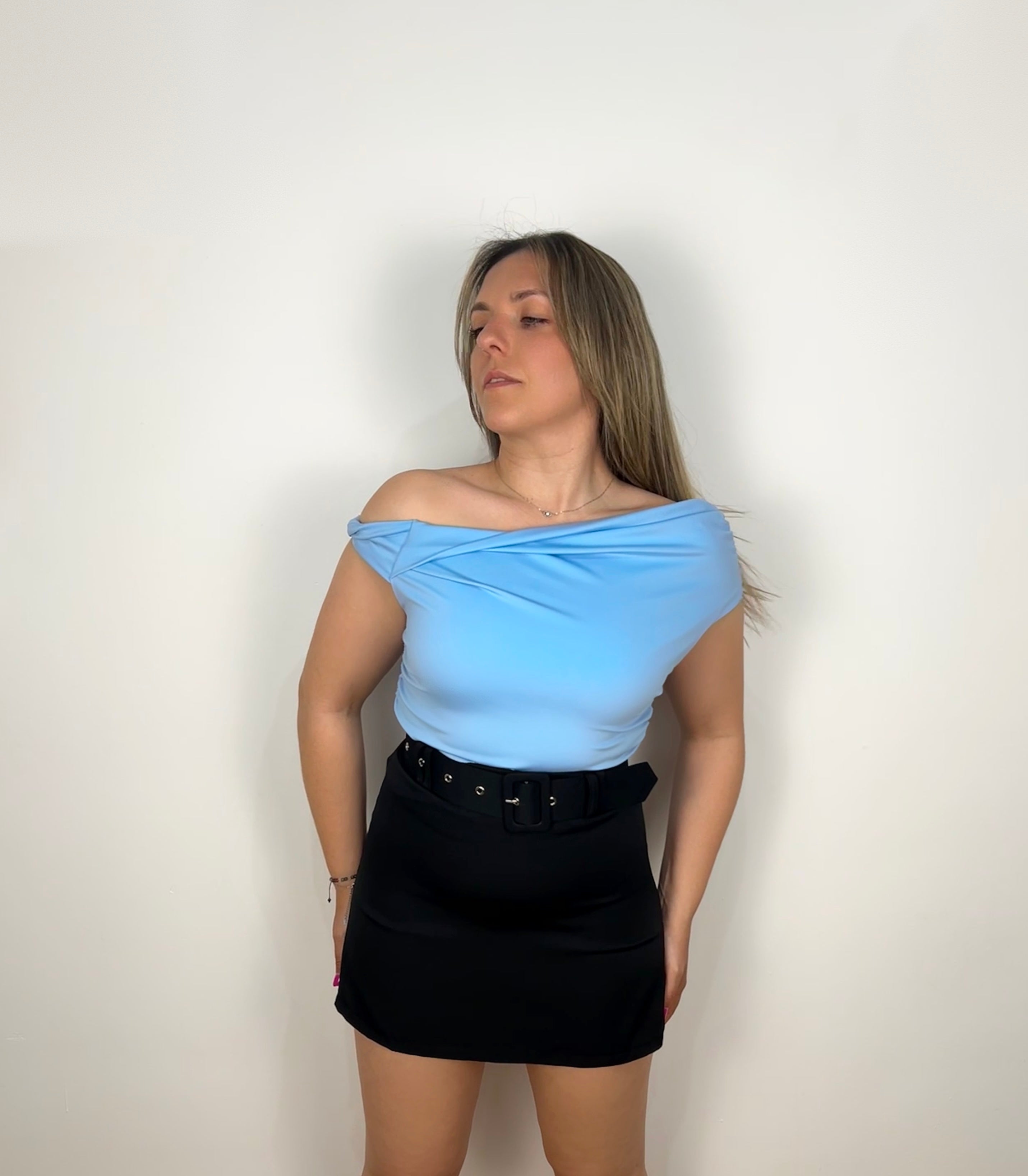 Top asimmetrico con nodo azzurro