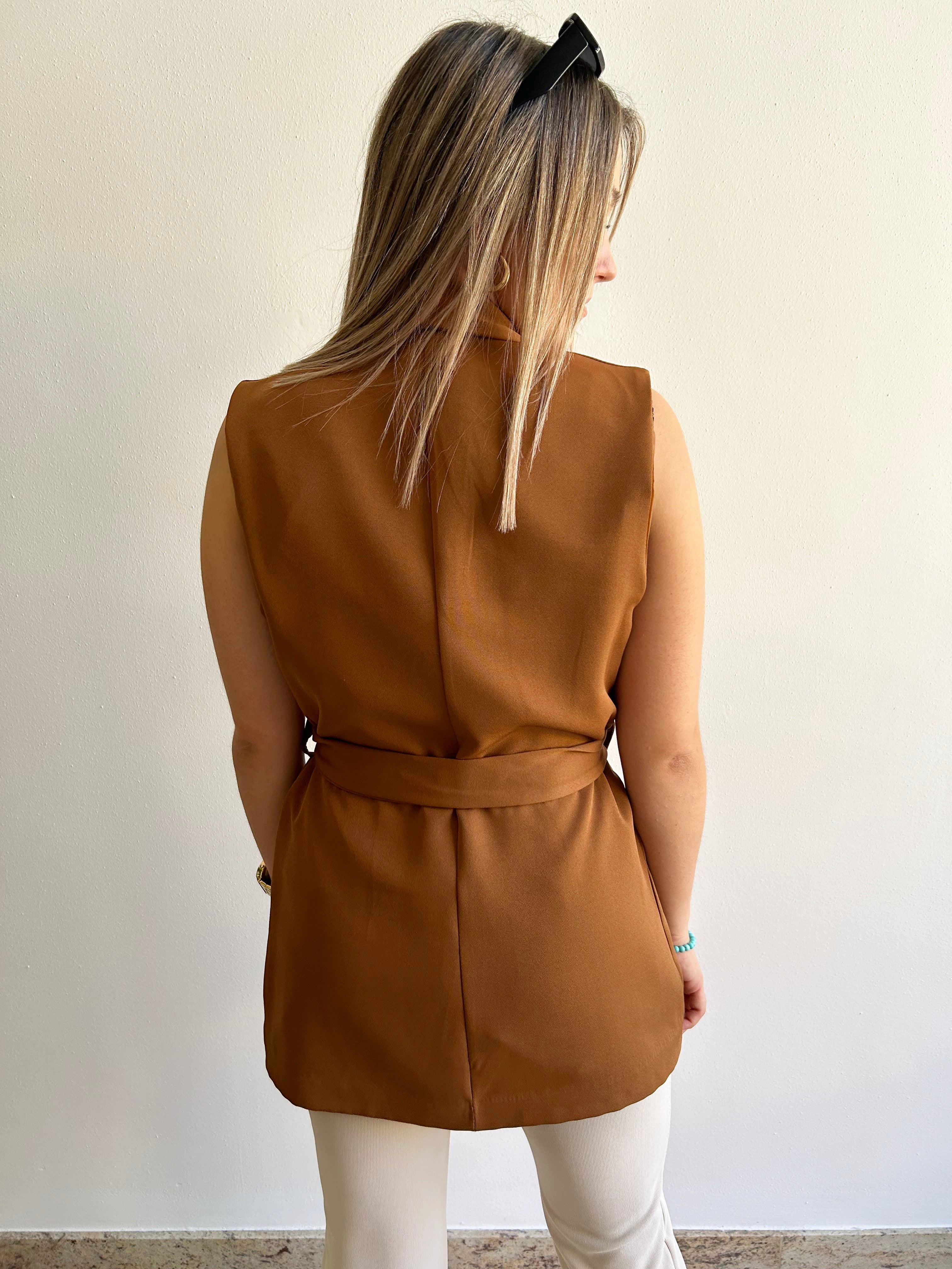 Gilet con cintura color cammello
