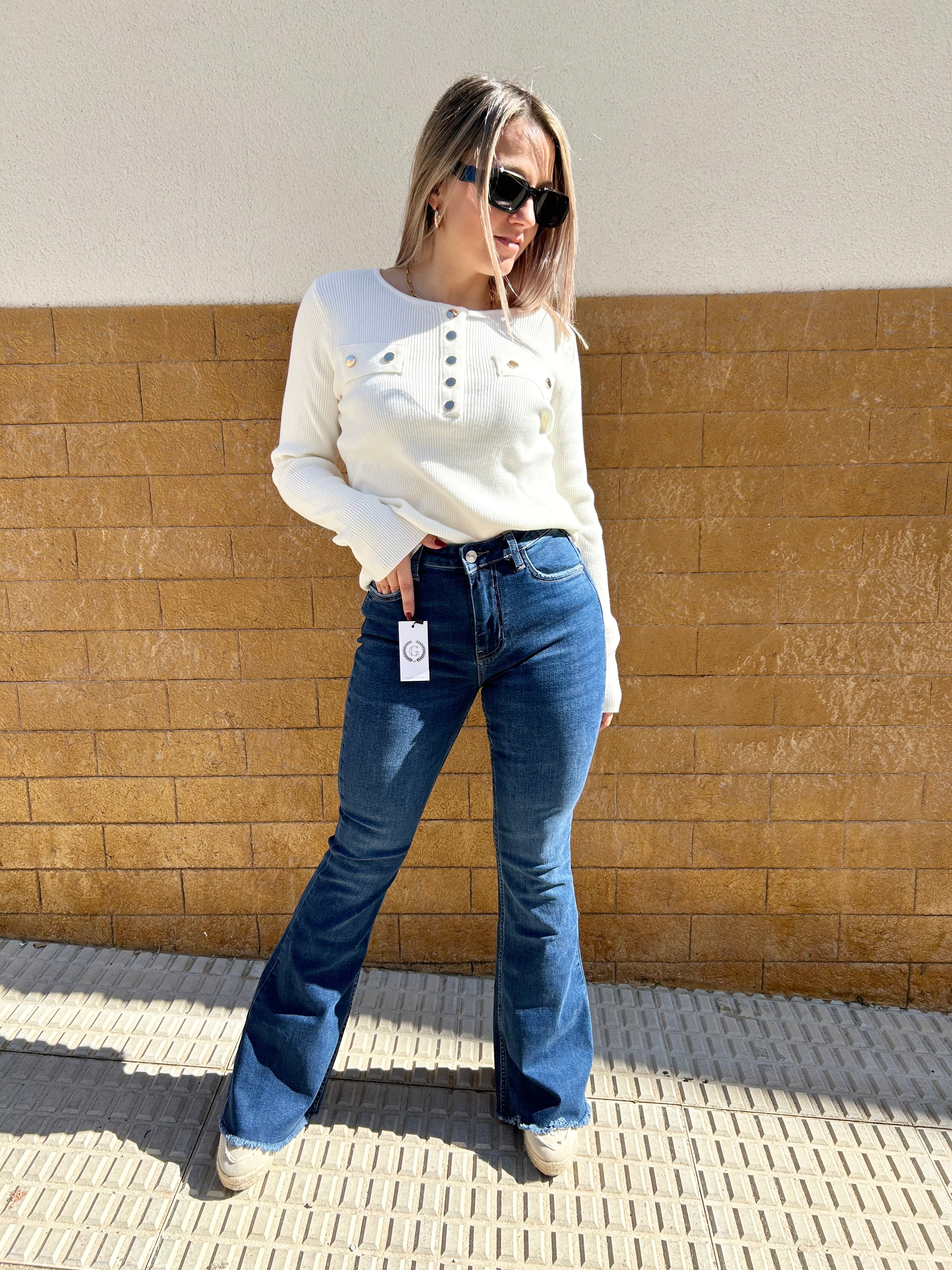 Maglione bianco a coste con bottoni