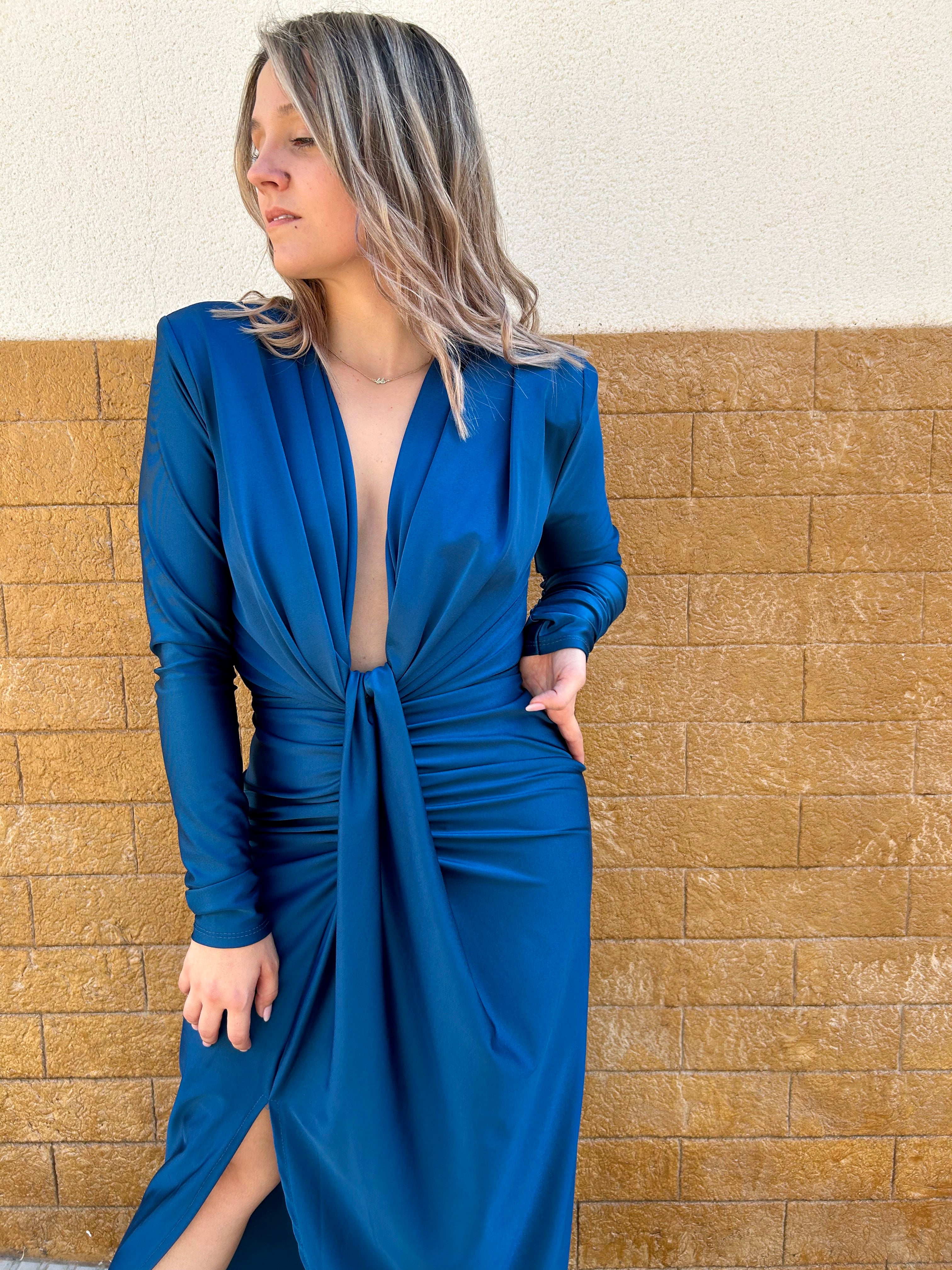 Abito petrolio con maniche e scollo profondo