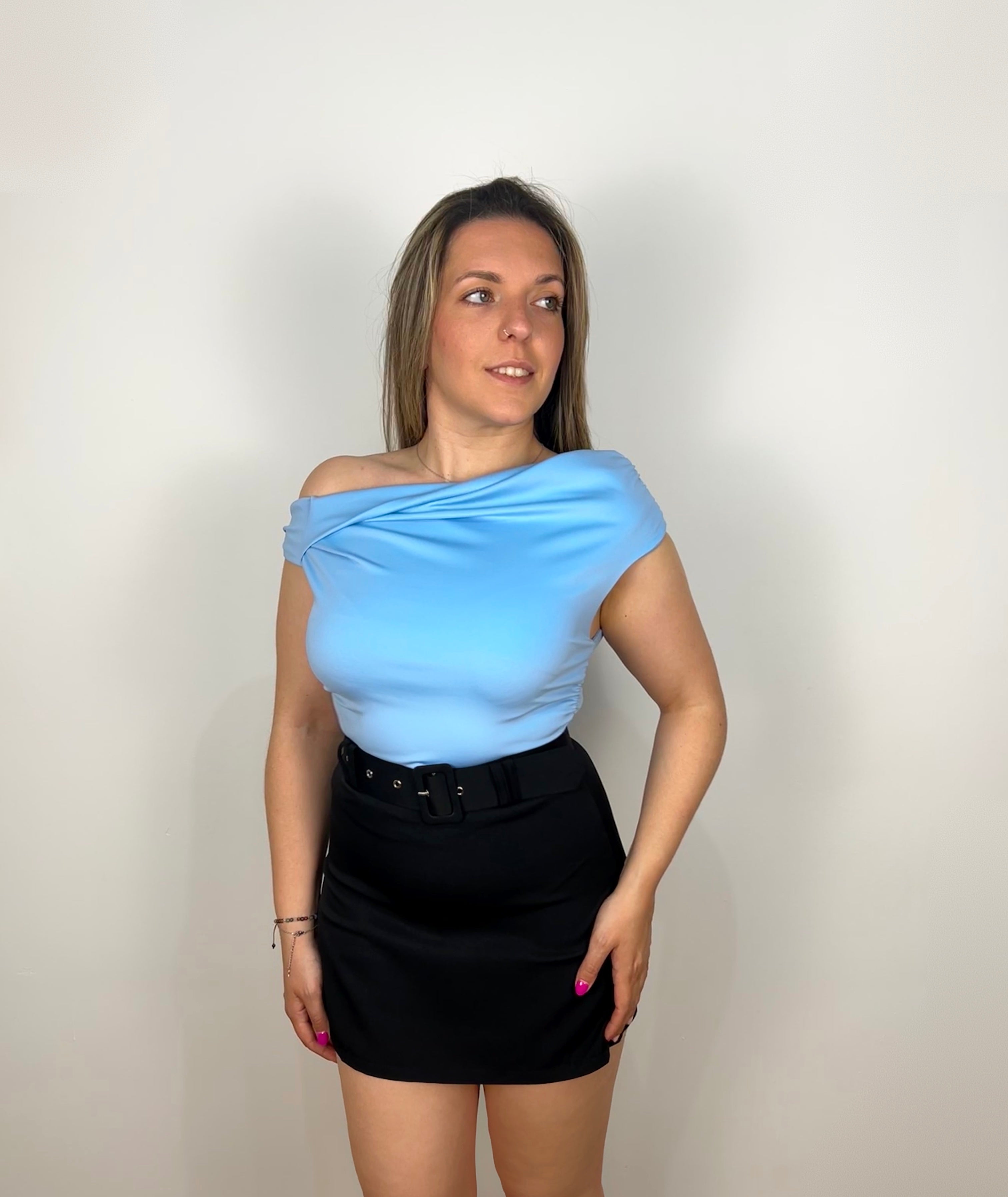 Top asimmetrico con nodo azzurro