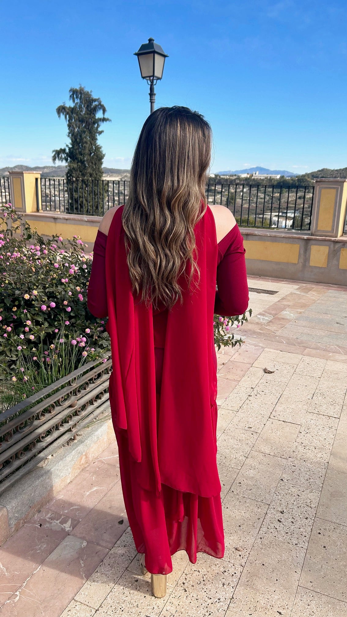 Vestido manga bajo gasa burdeos