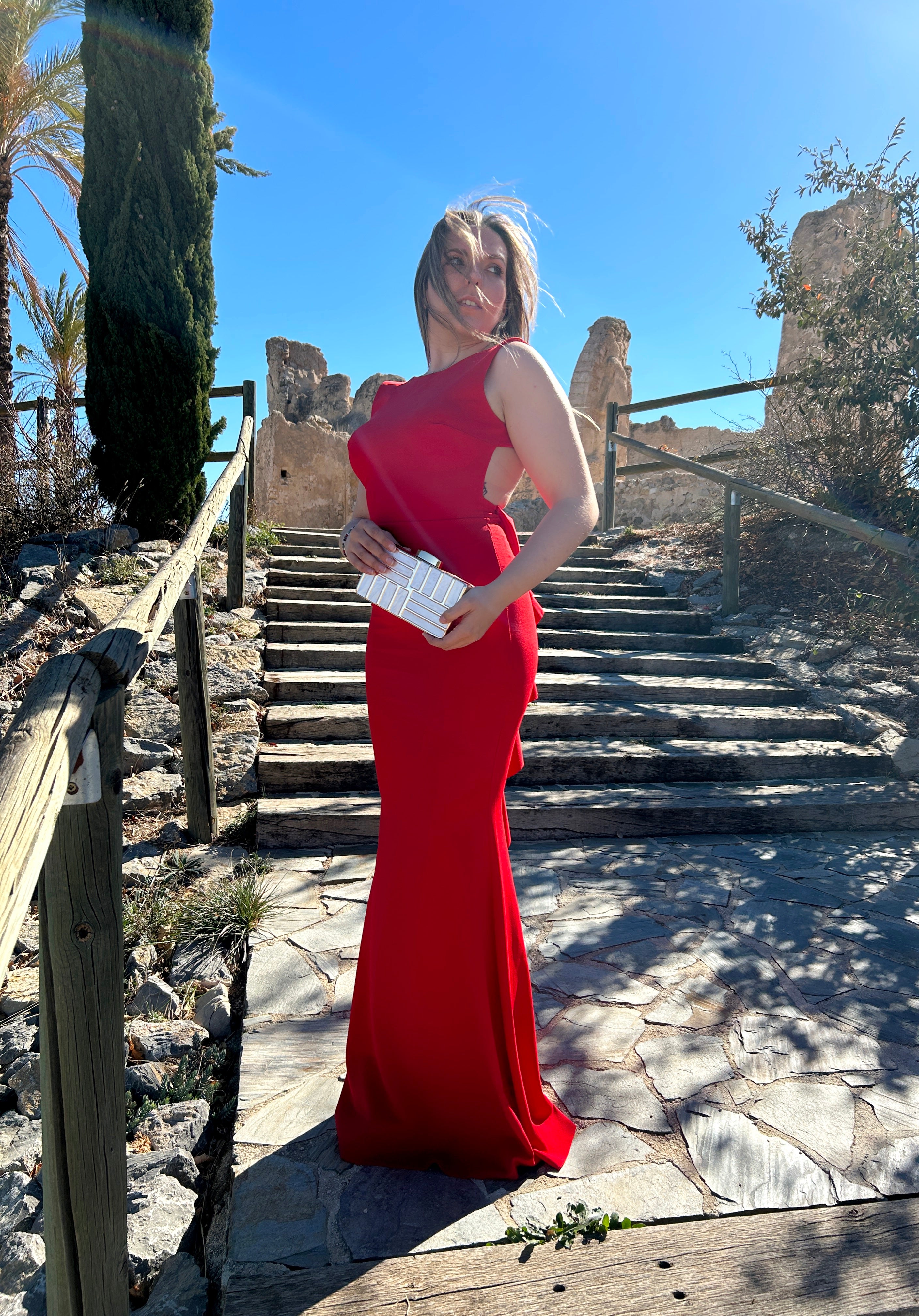 Abito rosso a sirena con fiocco sul retro