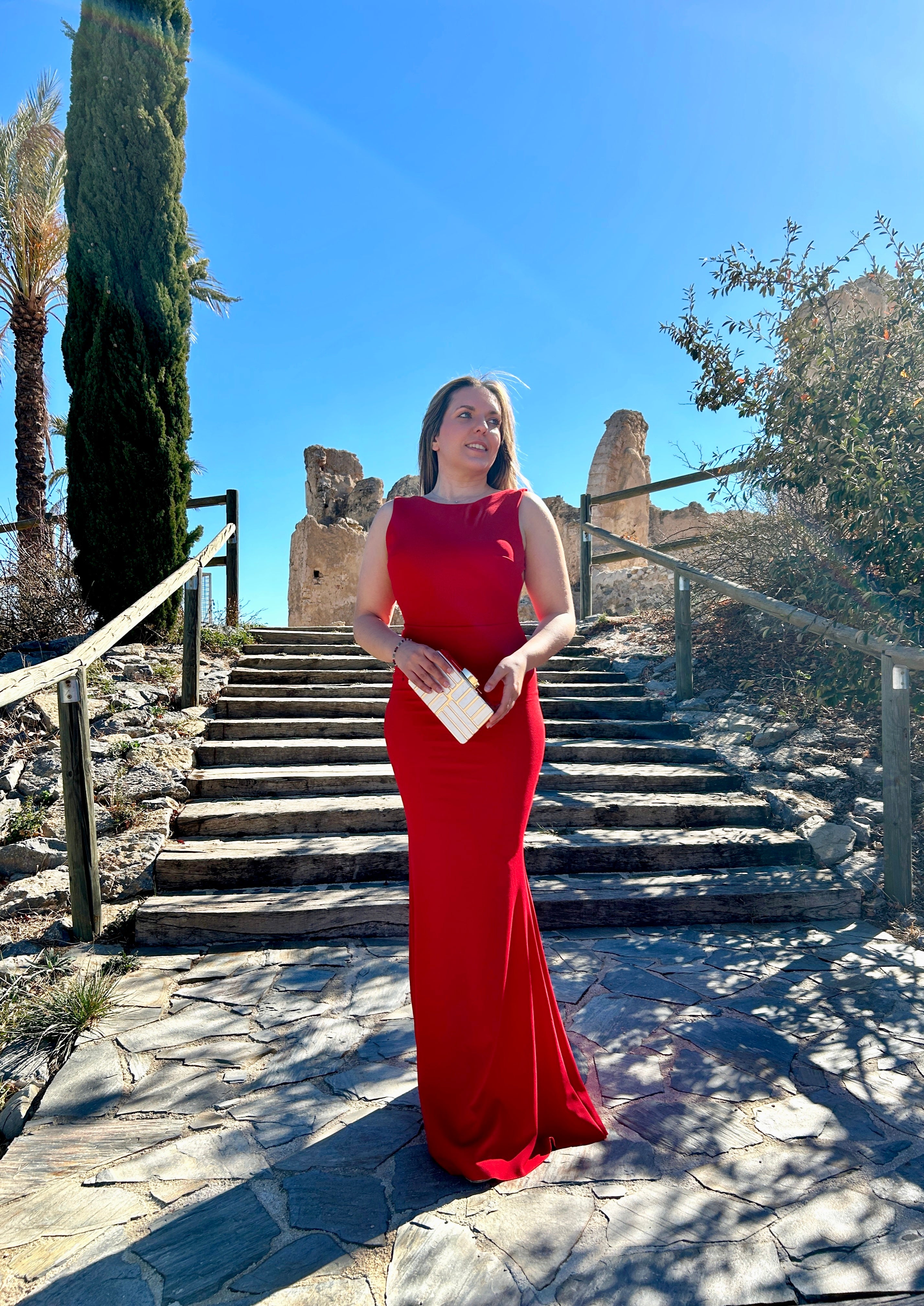 Abito rosso a sirena con fiocco sul retro