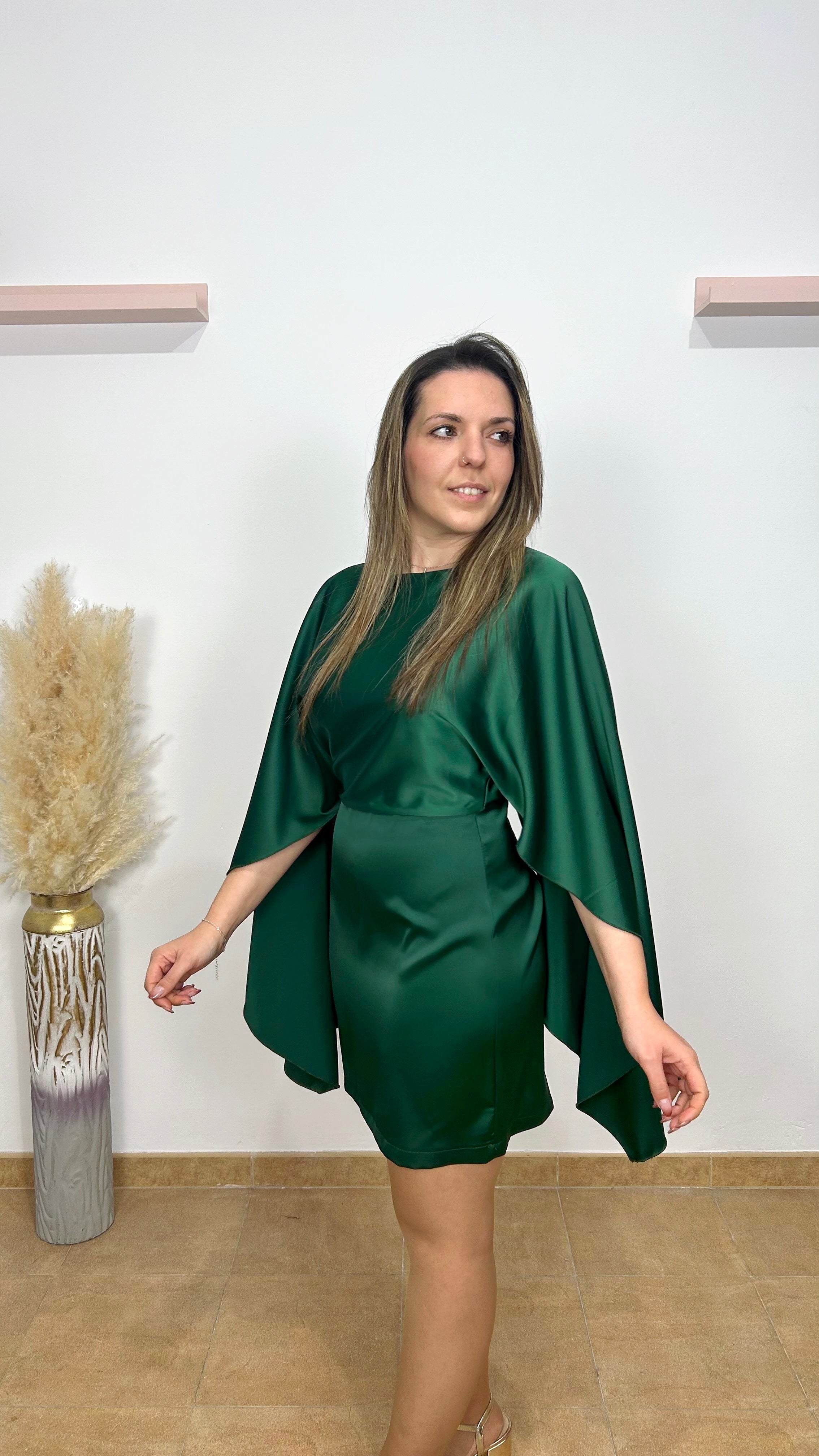 Abito con maniche svasate a bottiglia