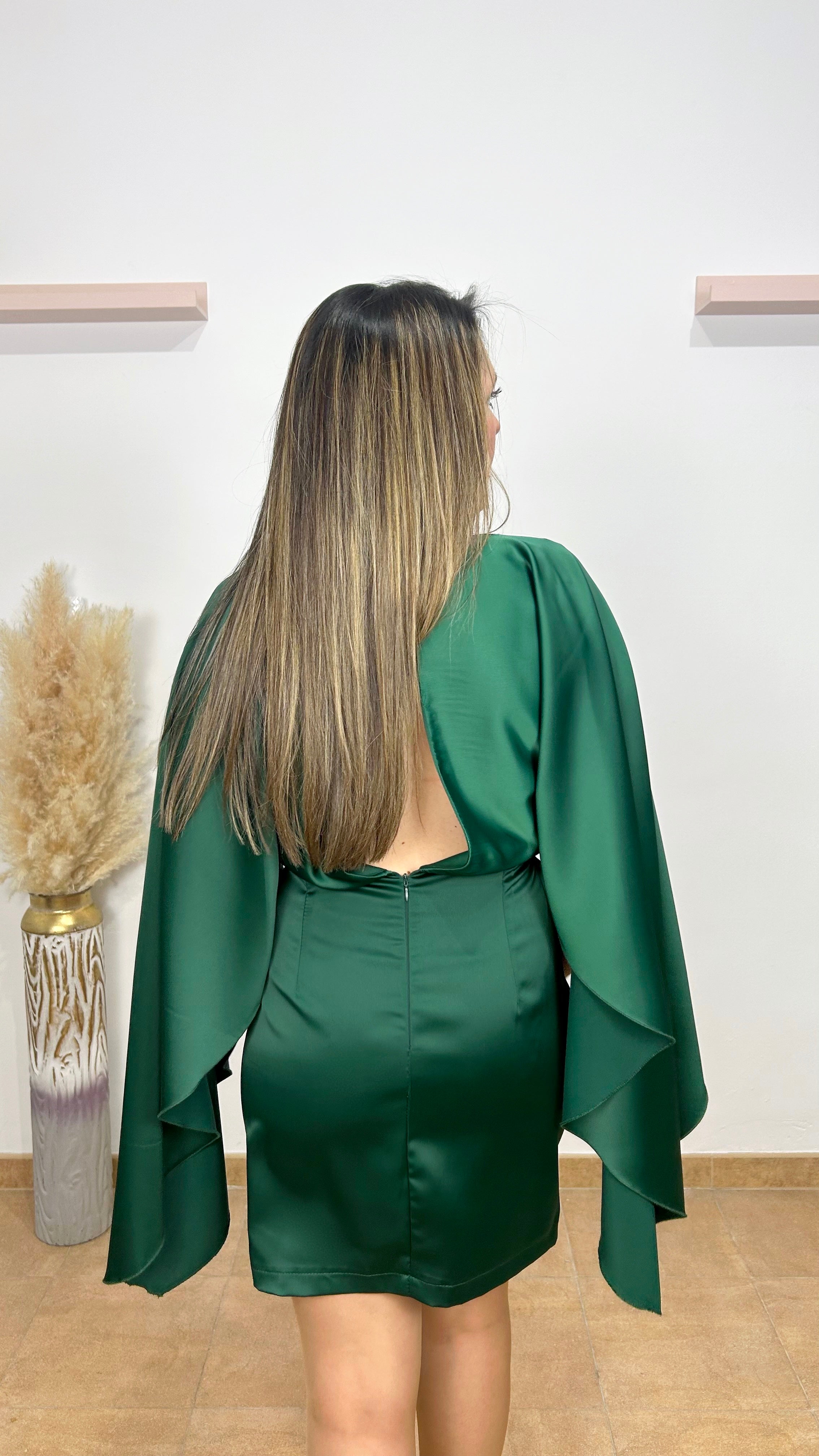 Abito con maniche svasate a bottiglia