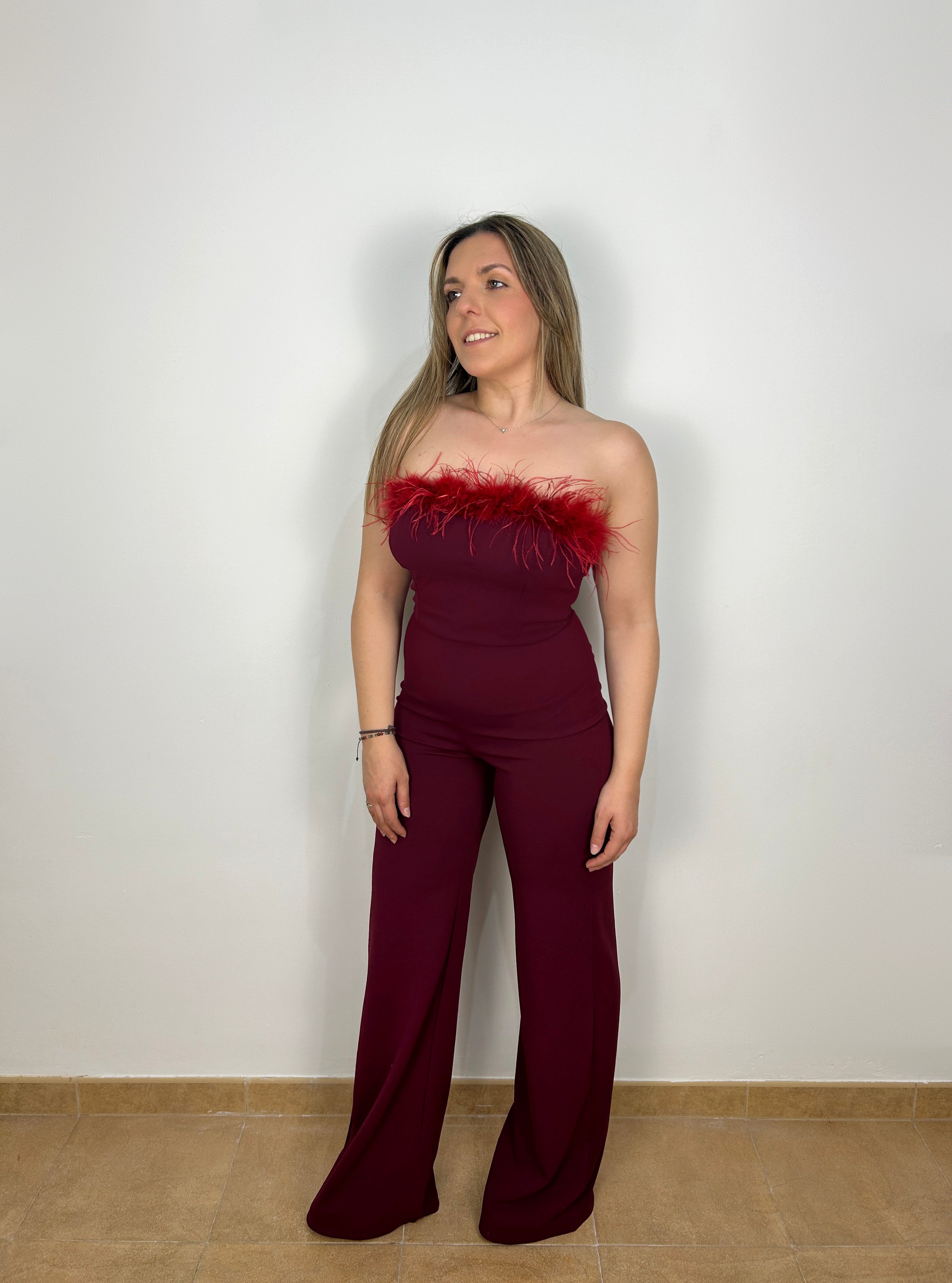 Tuta con scollo in piume color vino