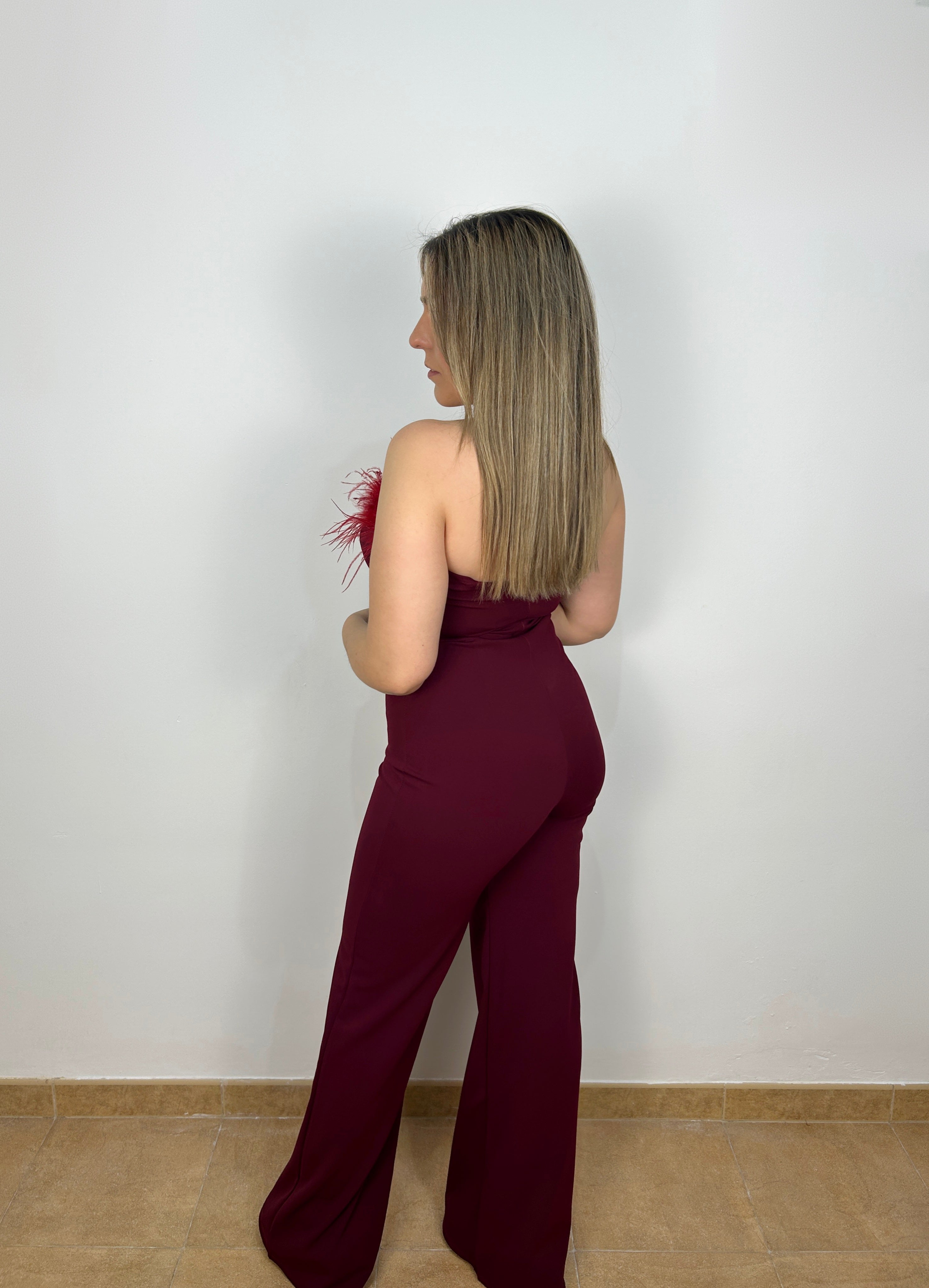 Tuta con scollo in piume color vino