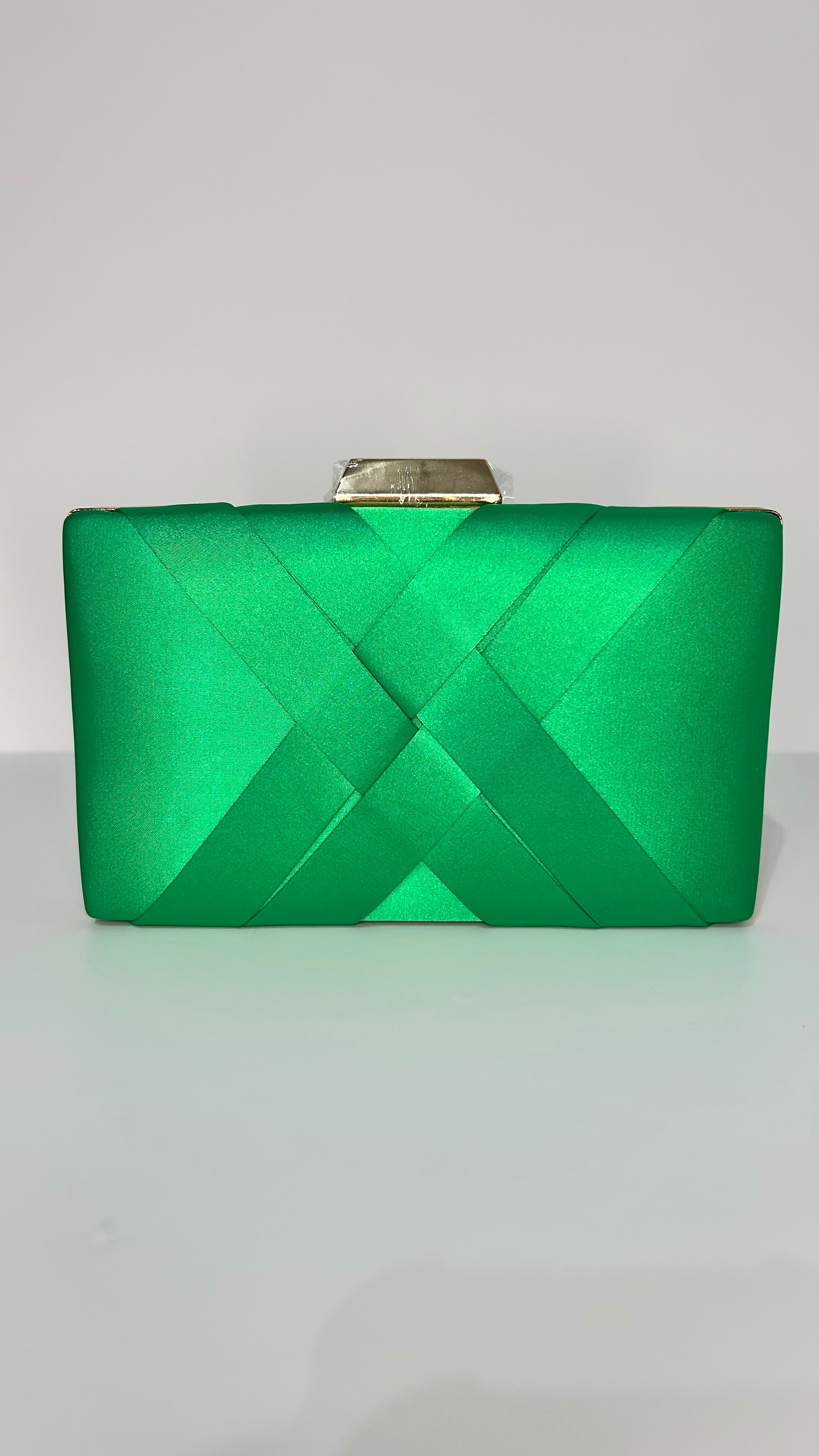 Clutch satinado entrelazado verde cesped
