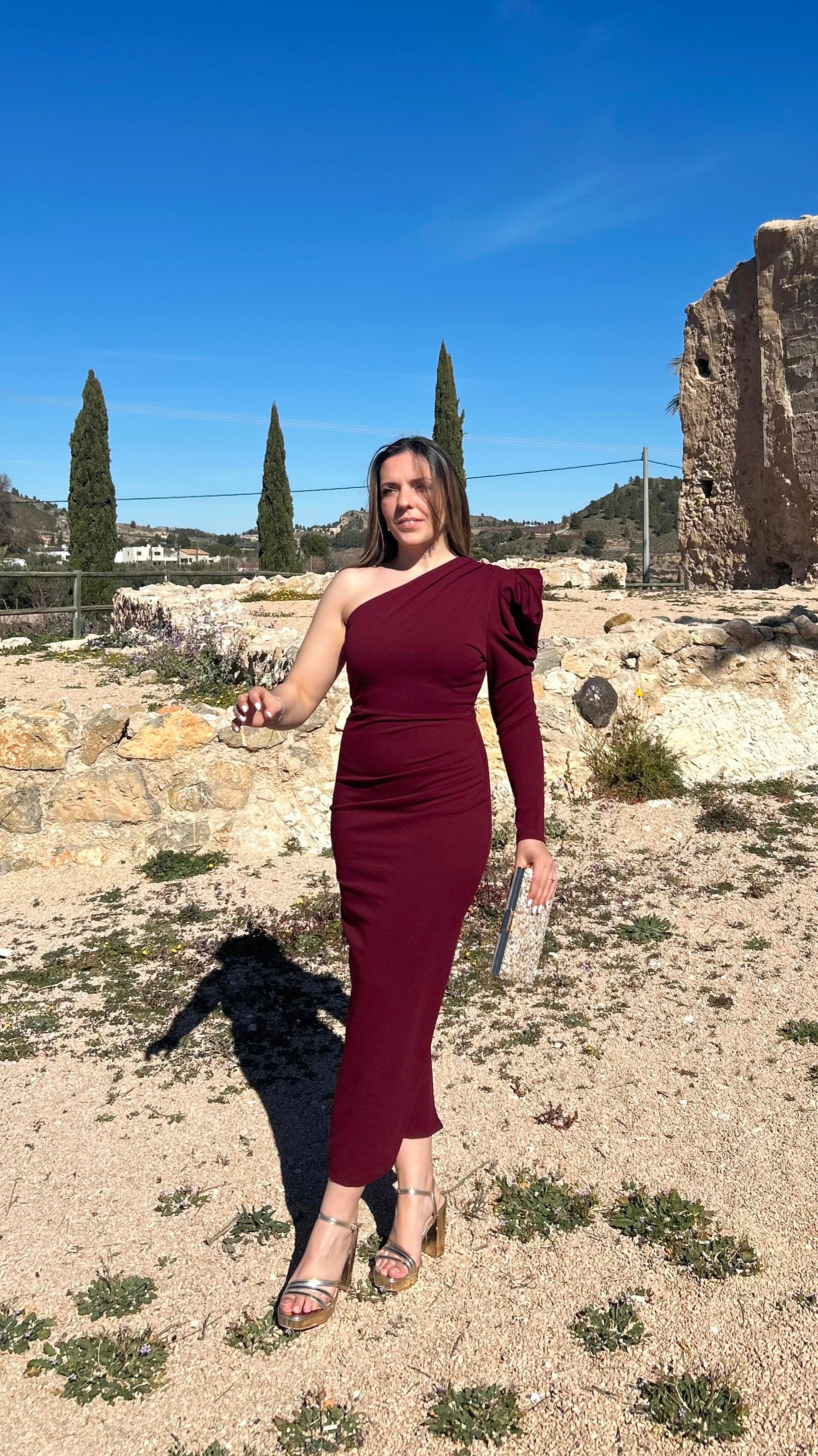 Vestido midi asim manga abullonada burdeos