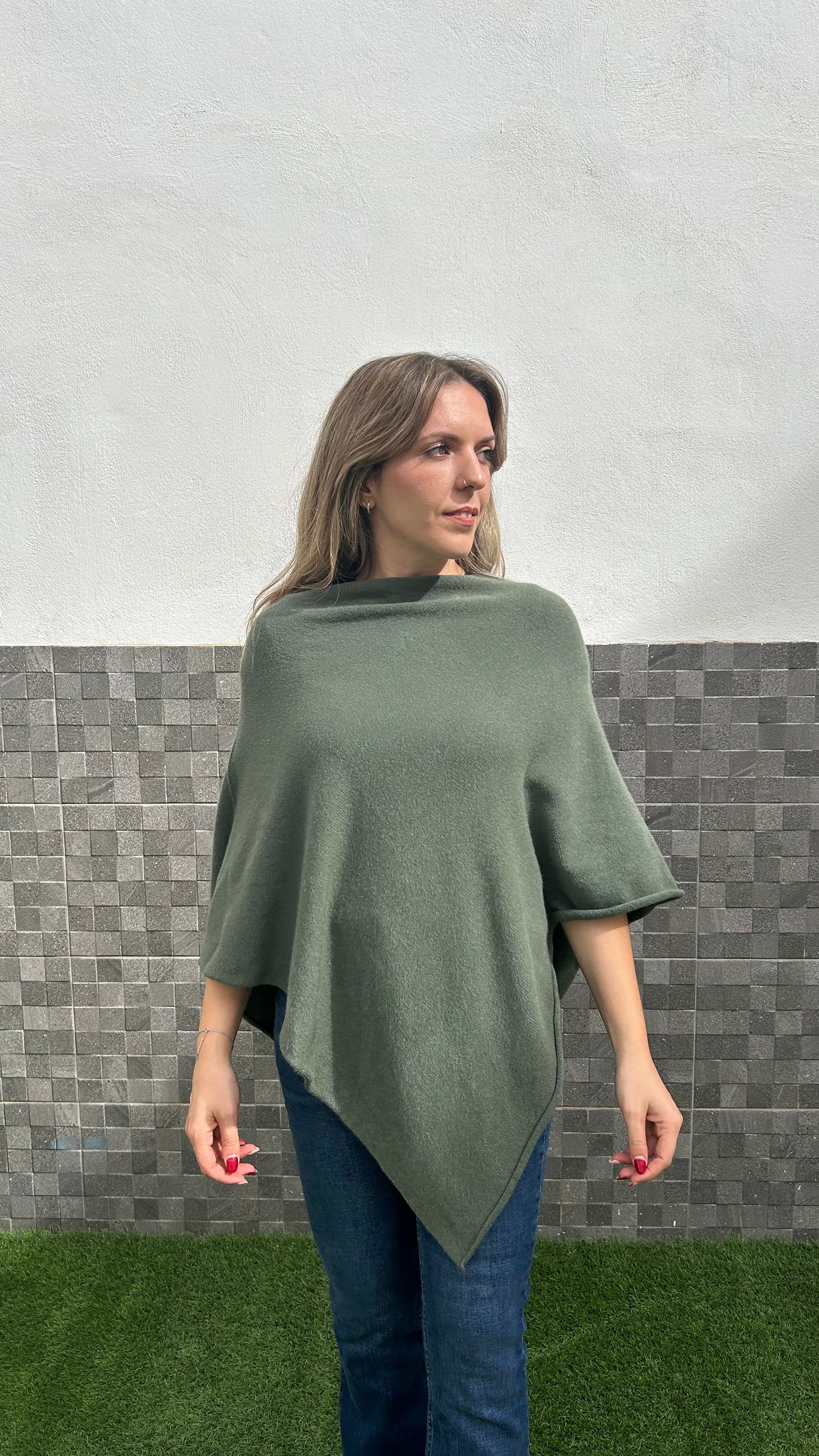 Poncho pico asimétrico caqui