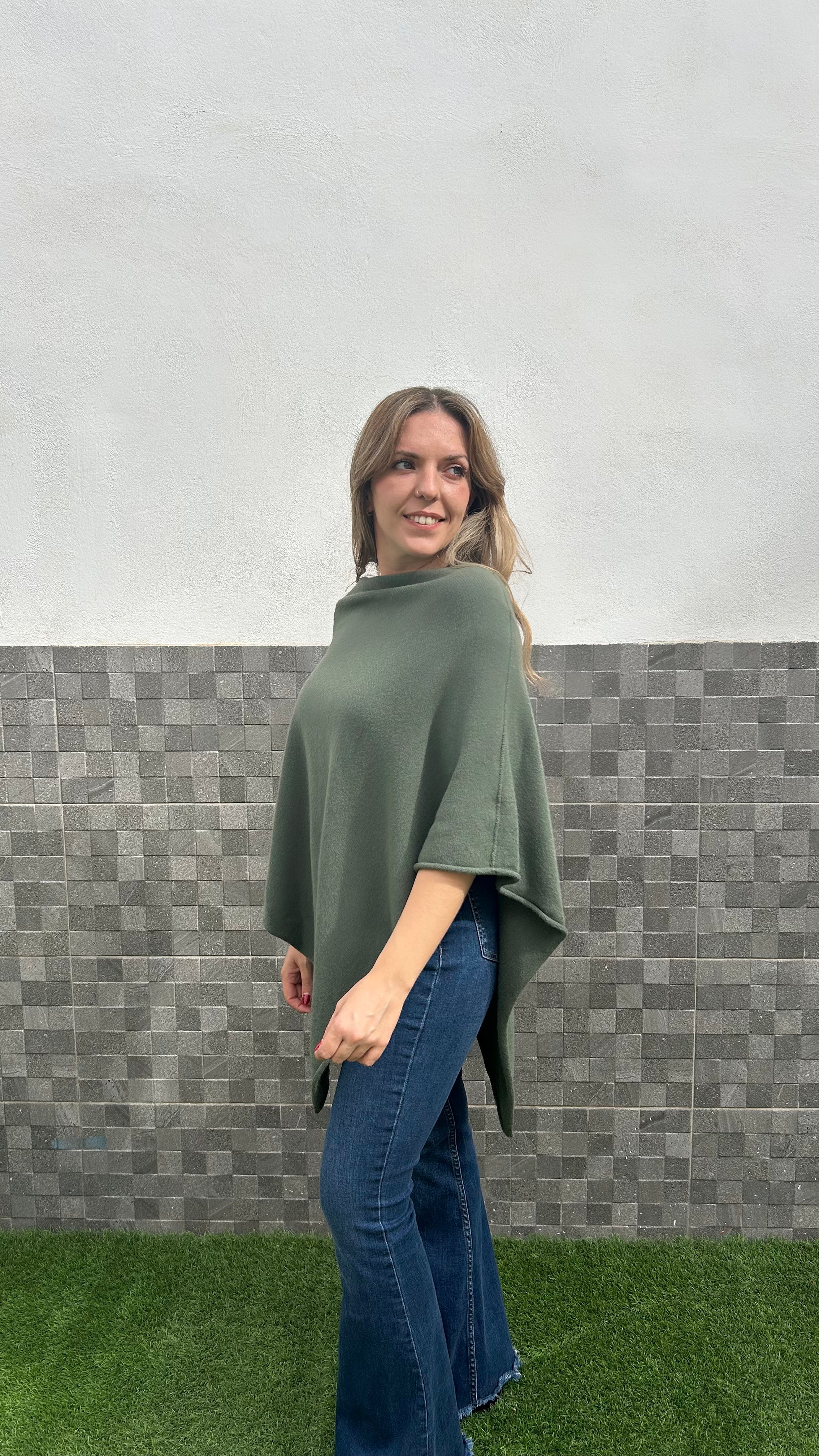 Poncho pico asimétrico caqui