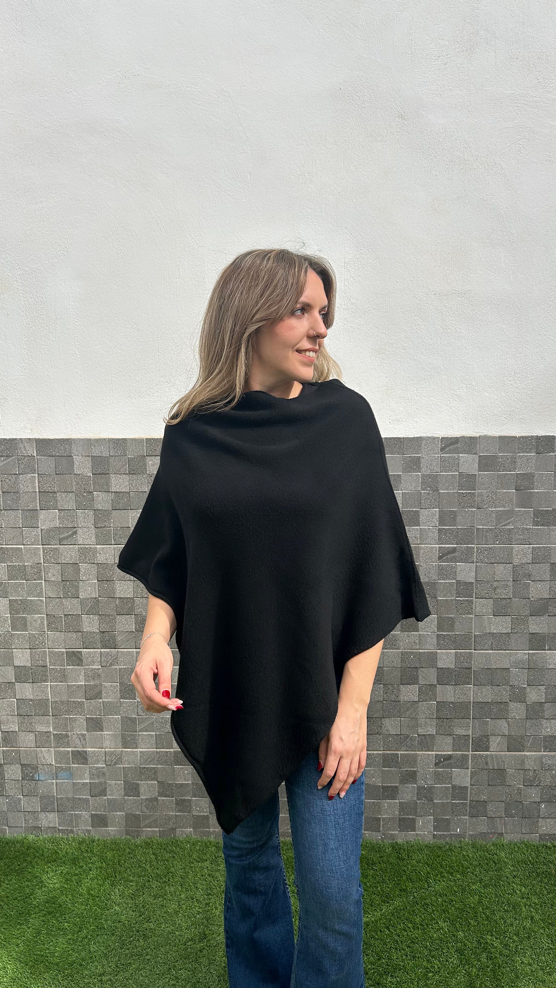 Poncho pico asimétrico negro