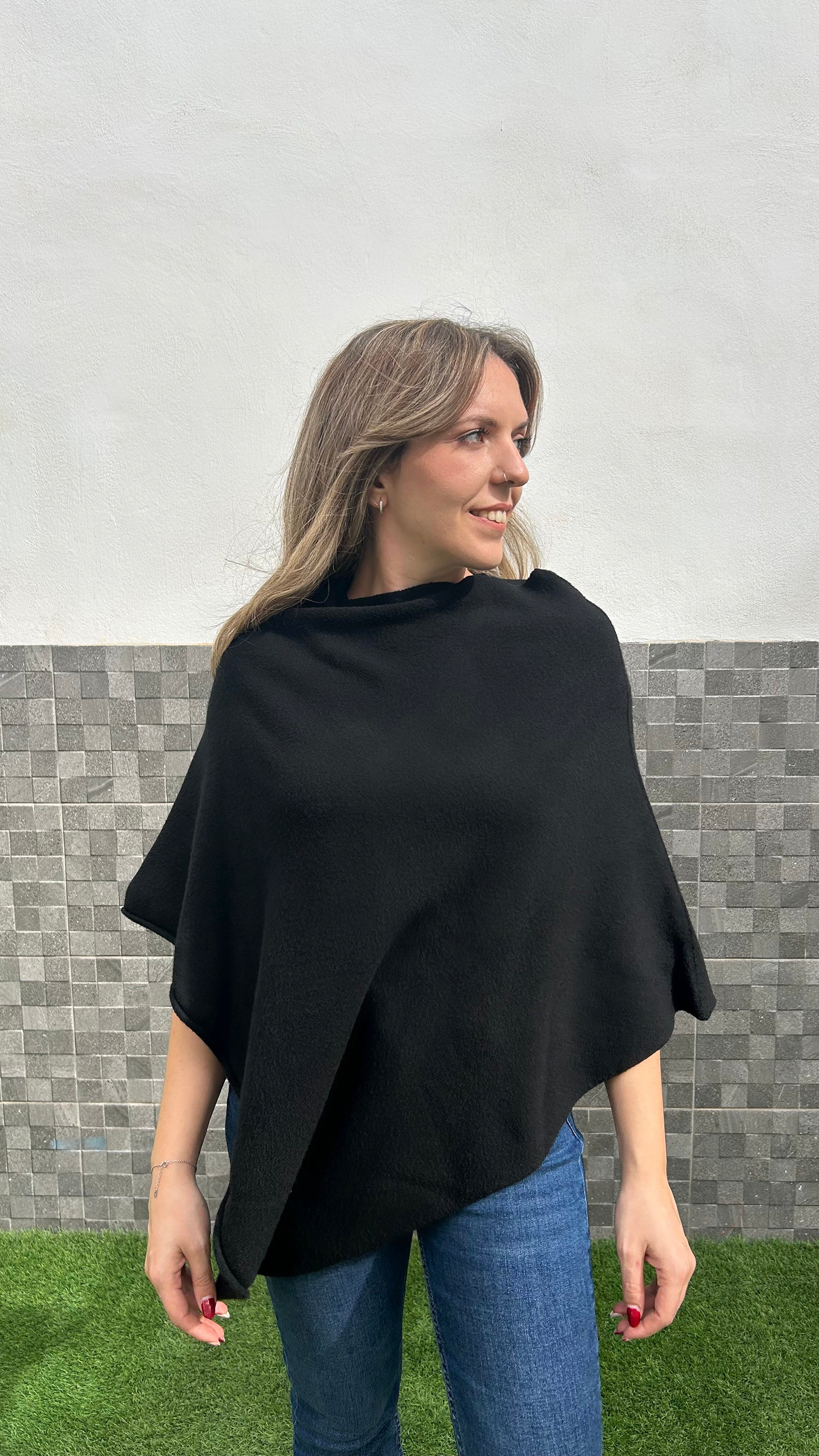 Poncho pico asimétrico negro