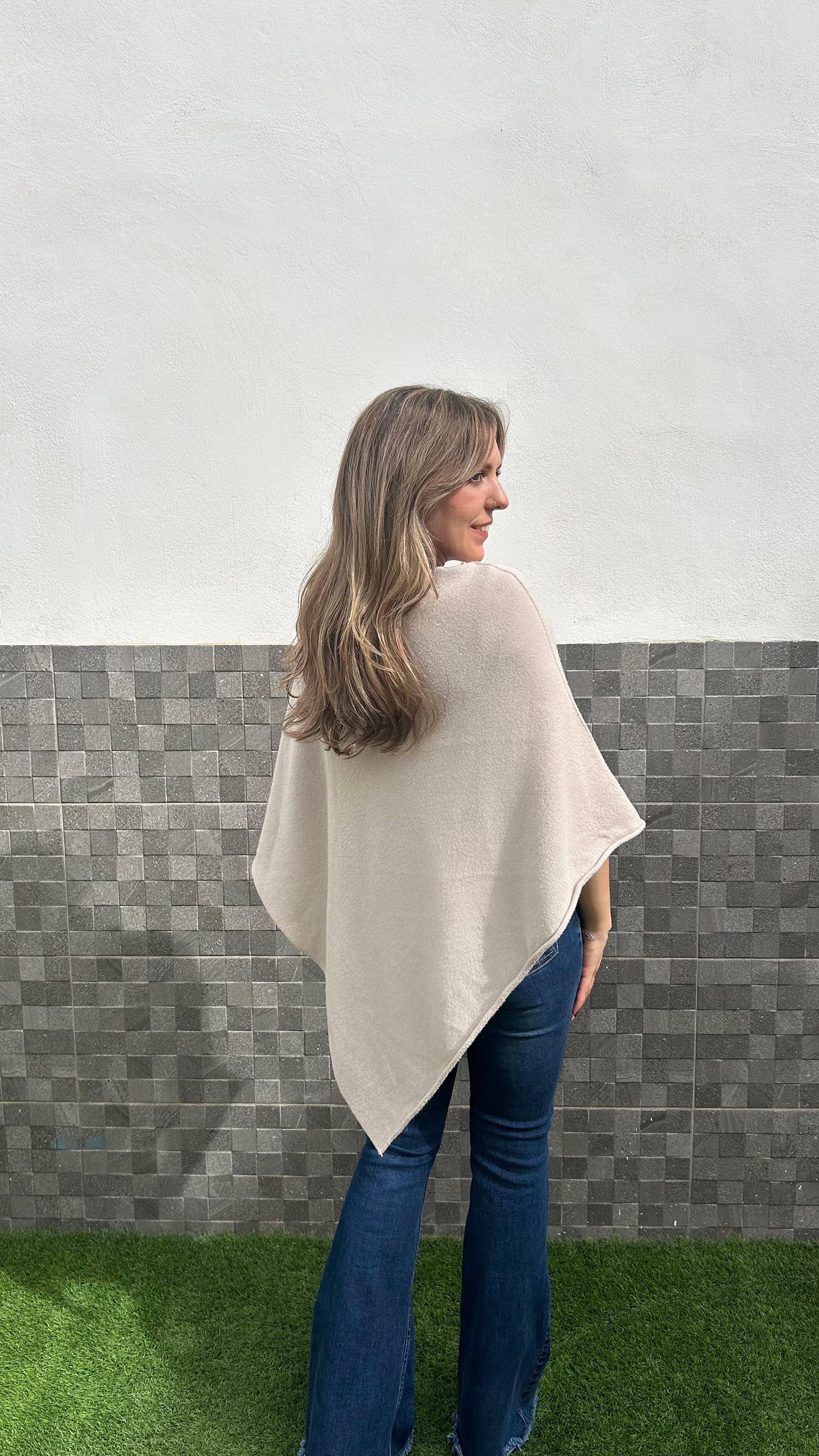 Poncho pico asimétrico beige