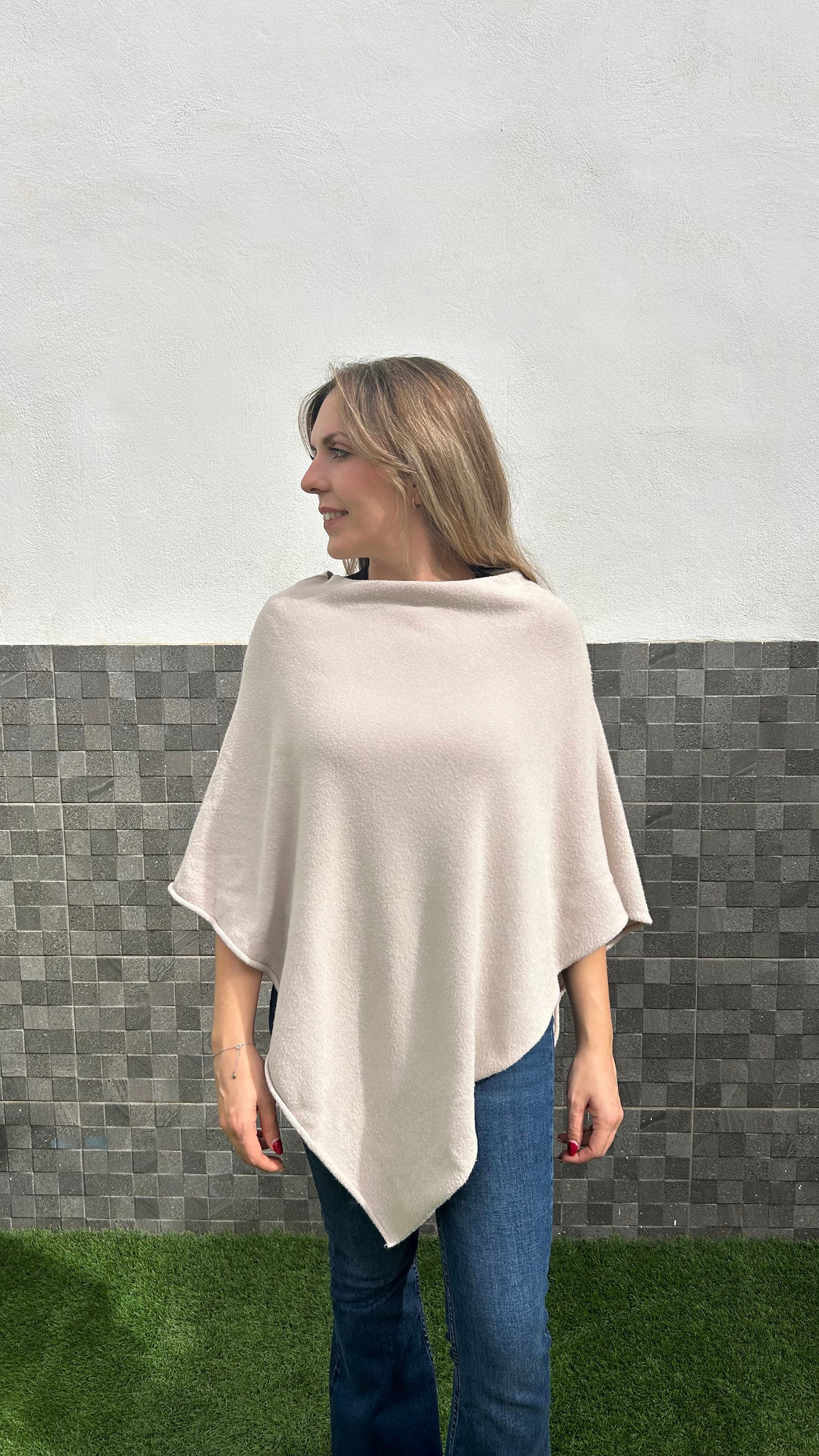Poncho pico asimétrico beige
