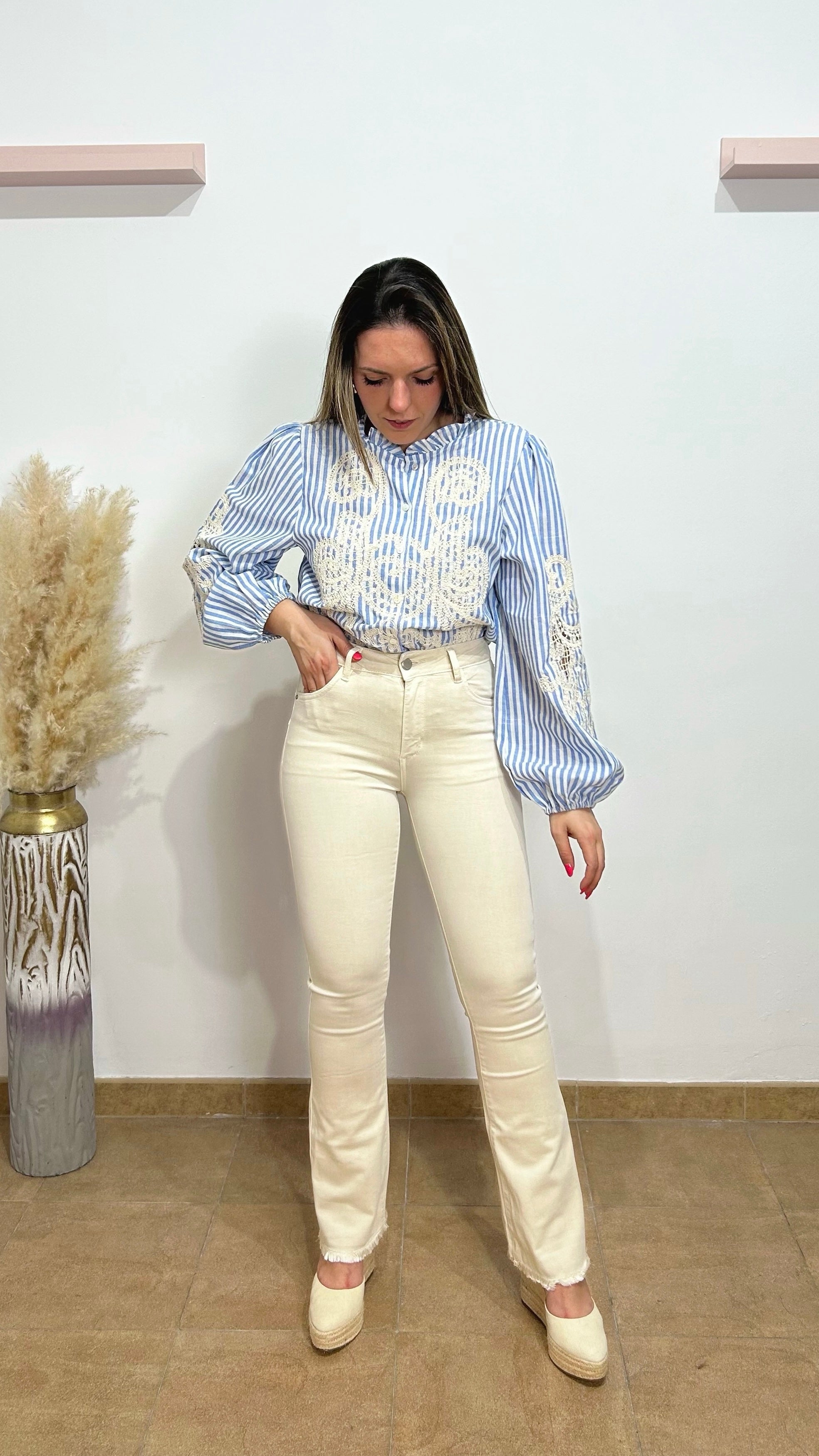 Pantalón denim flare desflecado beige