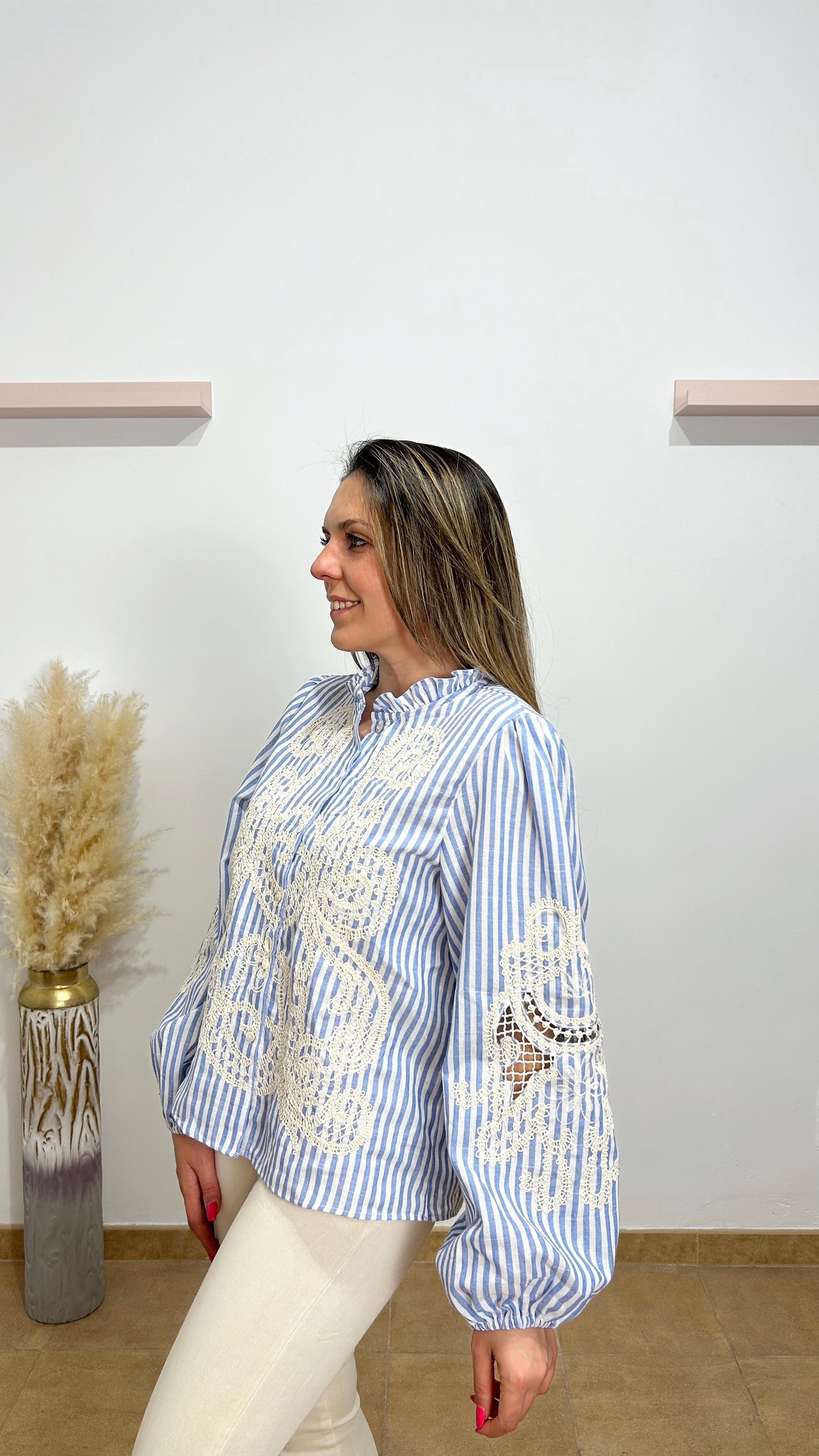 CAMISA RAYAS BORDADA BEIGE