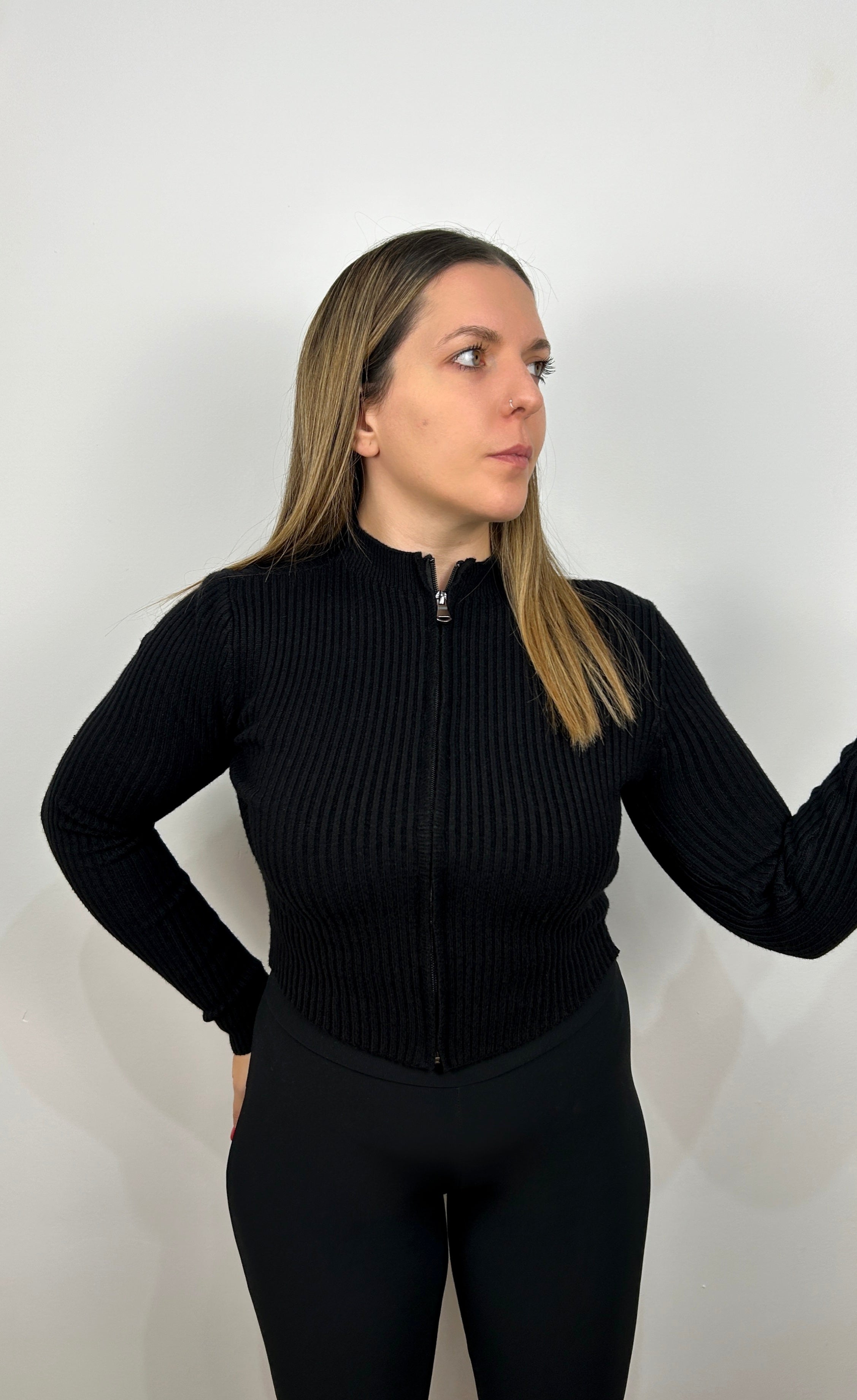 Maglione corto nero con cerniera