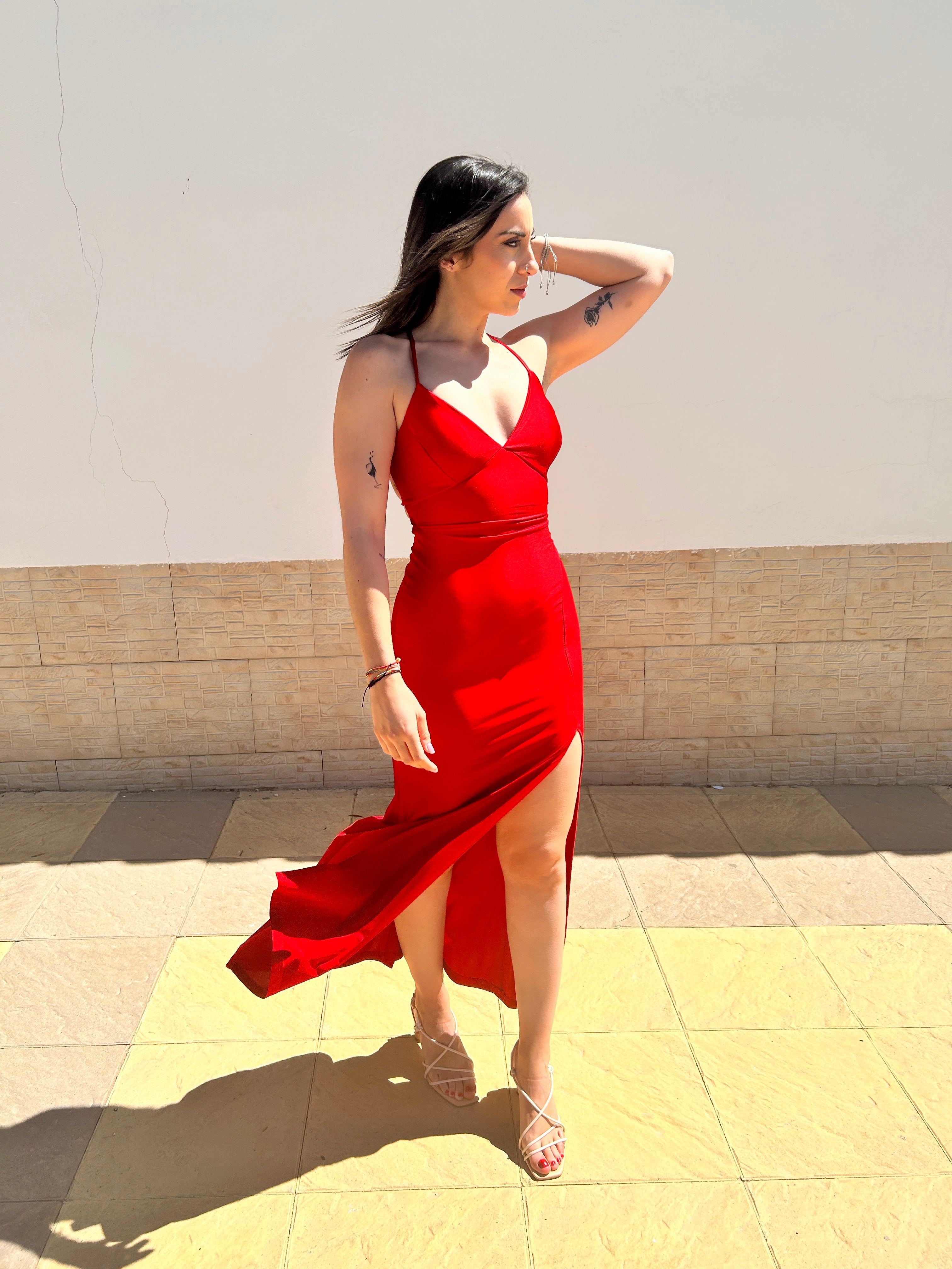 Abito rosso in raso intrecciato sul retro