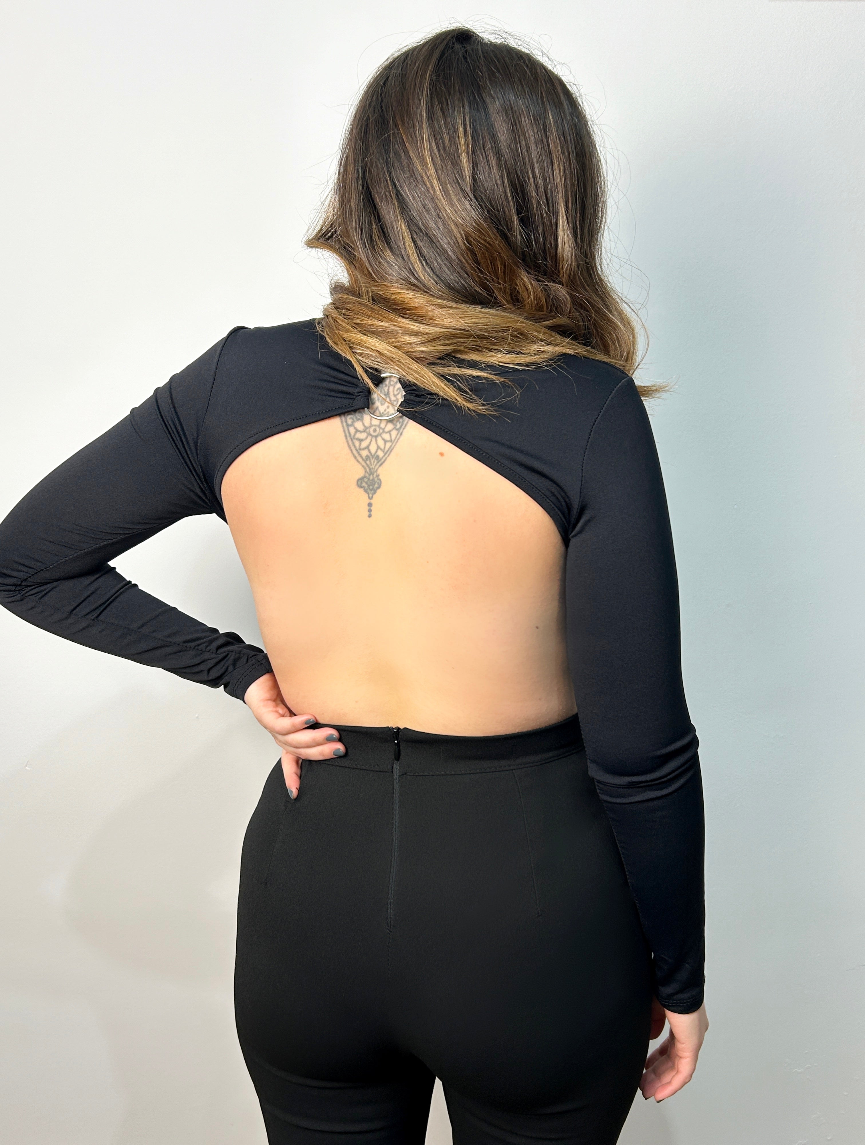 Body nero con scollo a rondella sul retro