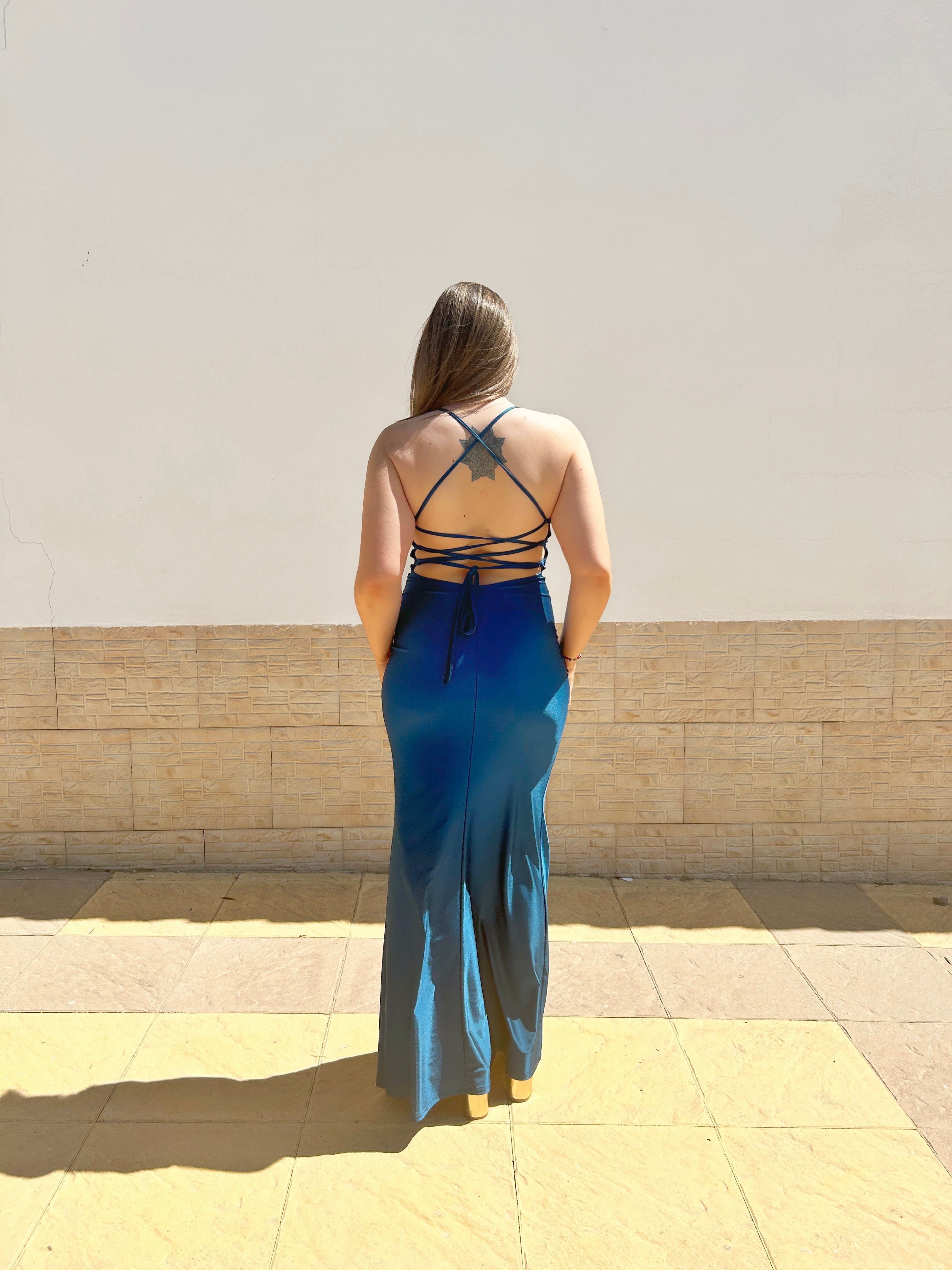 Abito in raso color petrolio con retro intrecciato