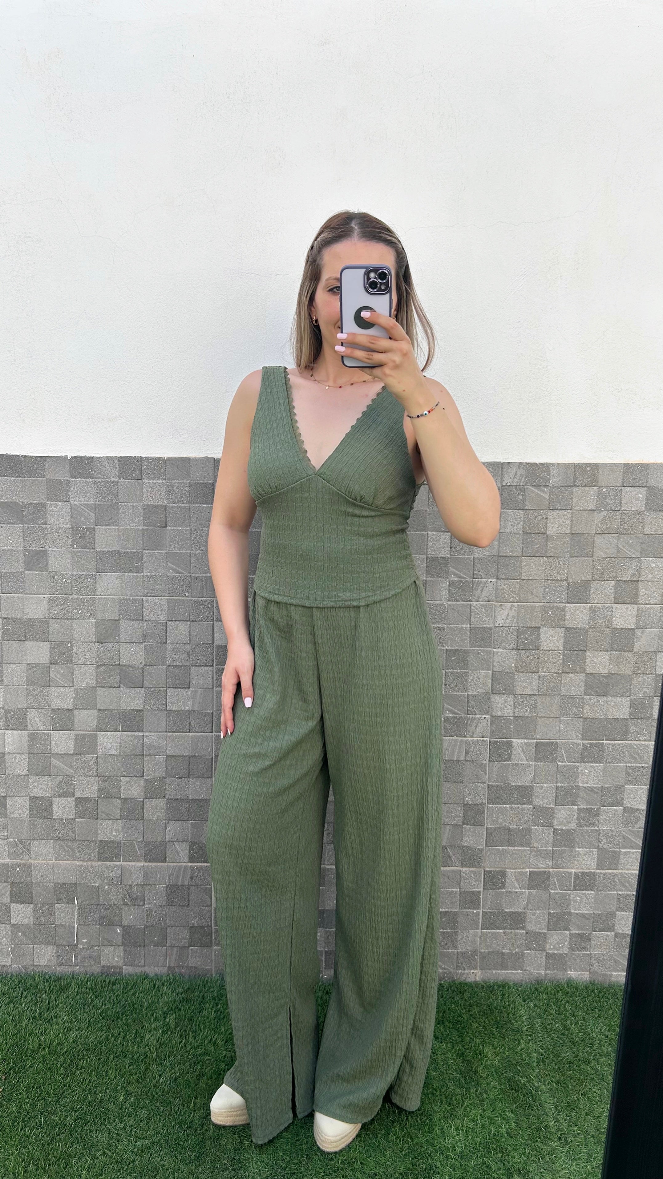 Conjunto escote pico encaje caqui