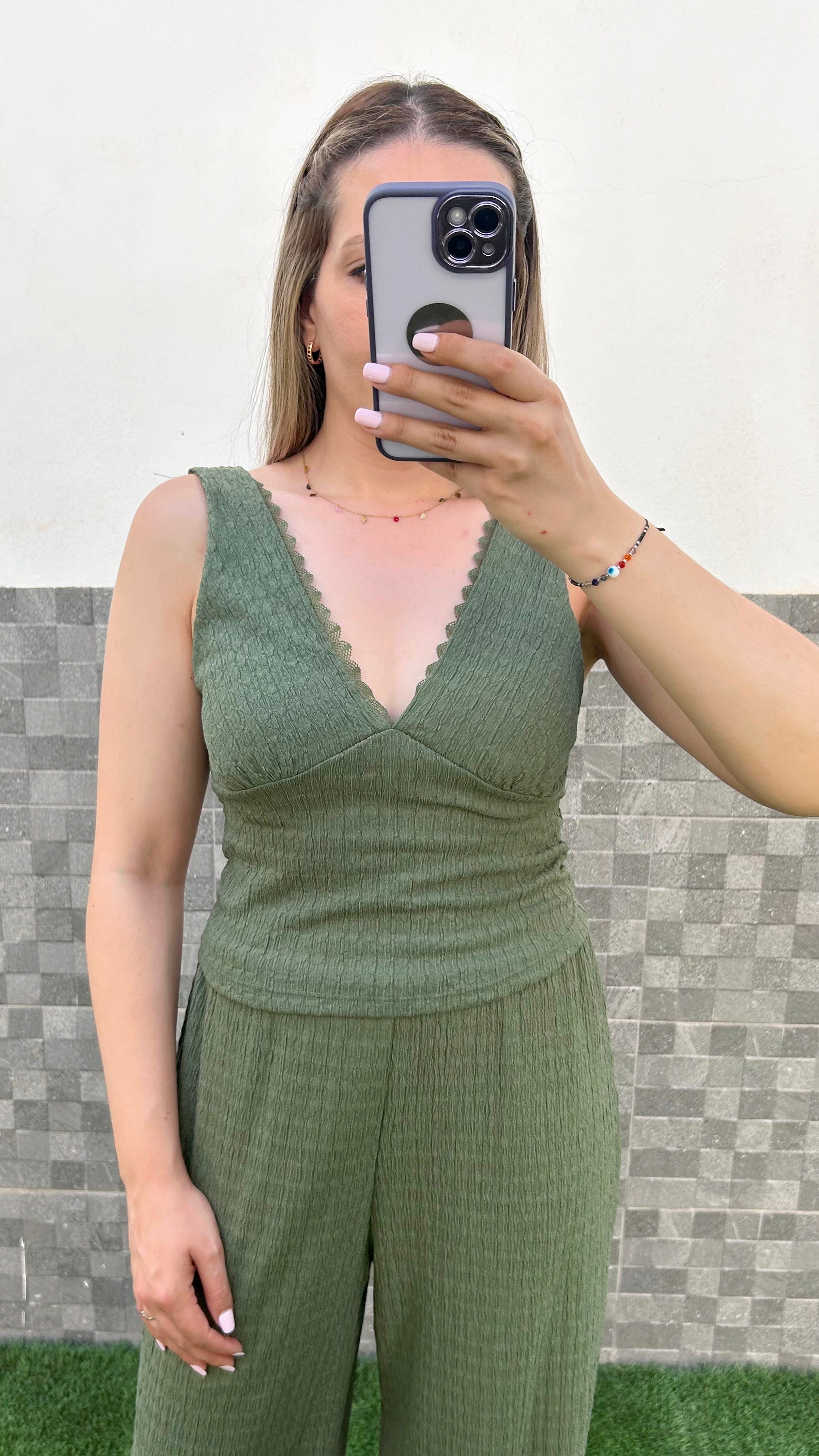 Conjunto escote pico encaje caqui