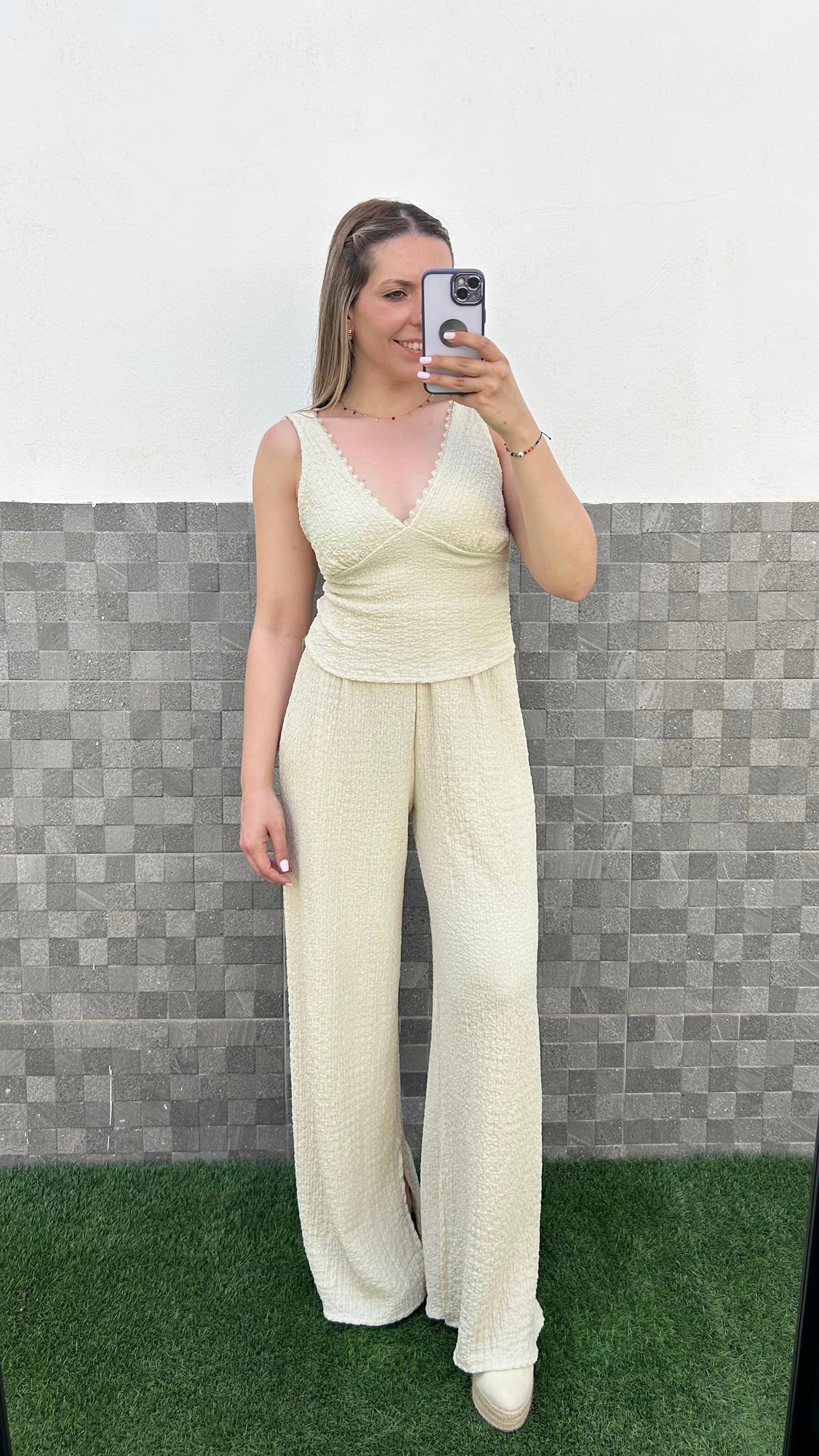 Conjunto escote pico encaje beige