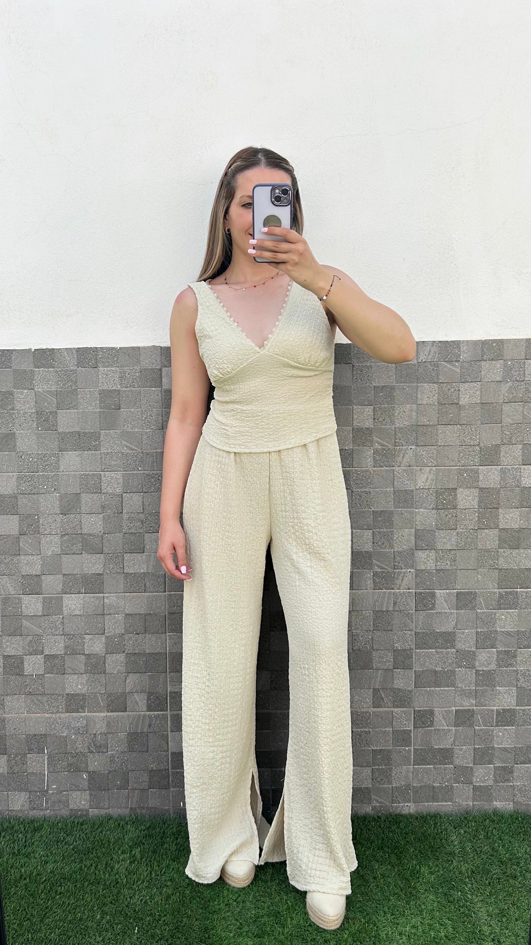 Conjunto escote pico encaje beige